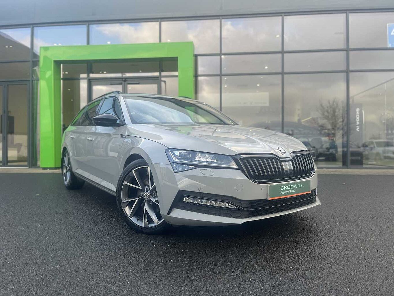 Main listing image - Skoda Superb Estate