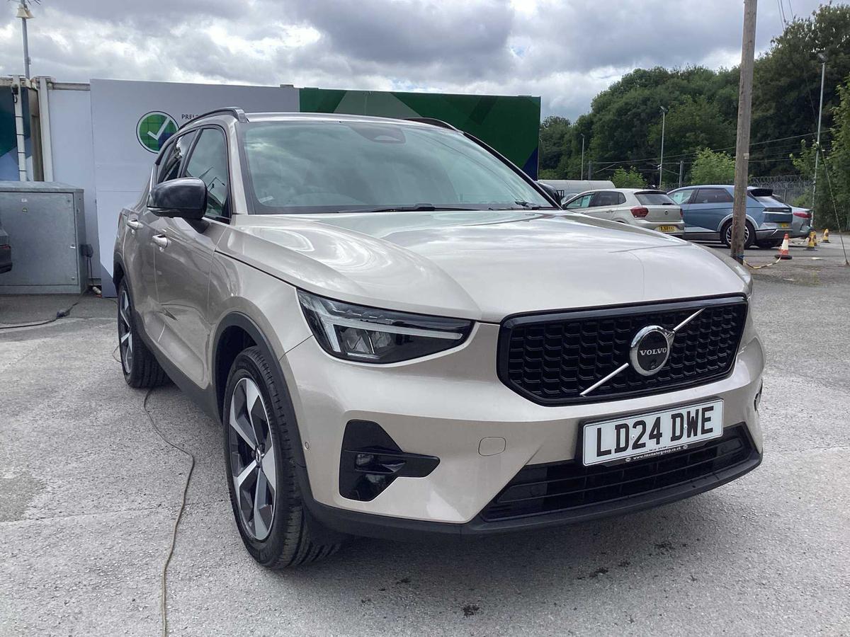 Main listing image - Volvo XC40