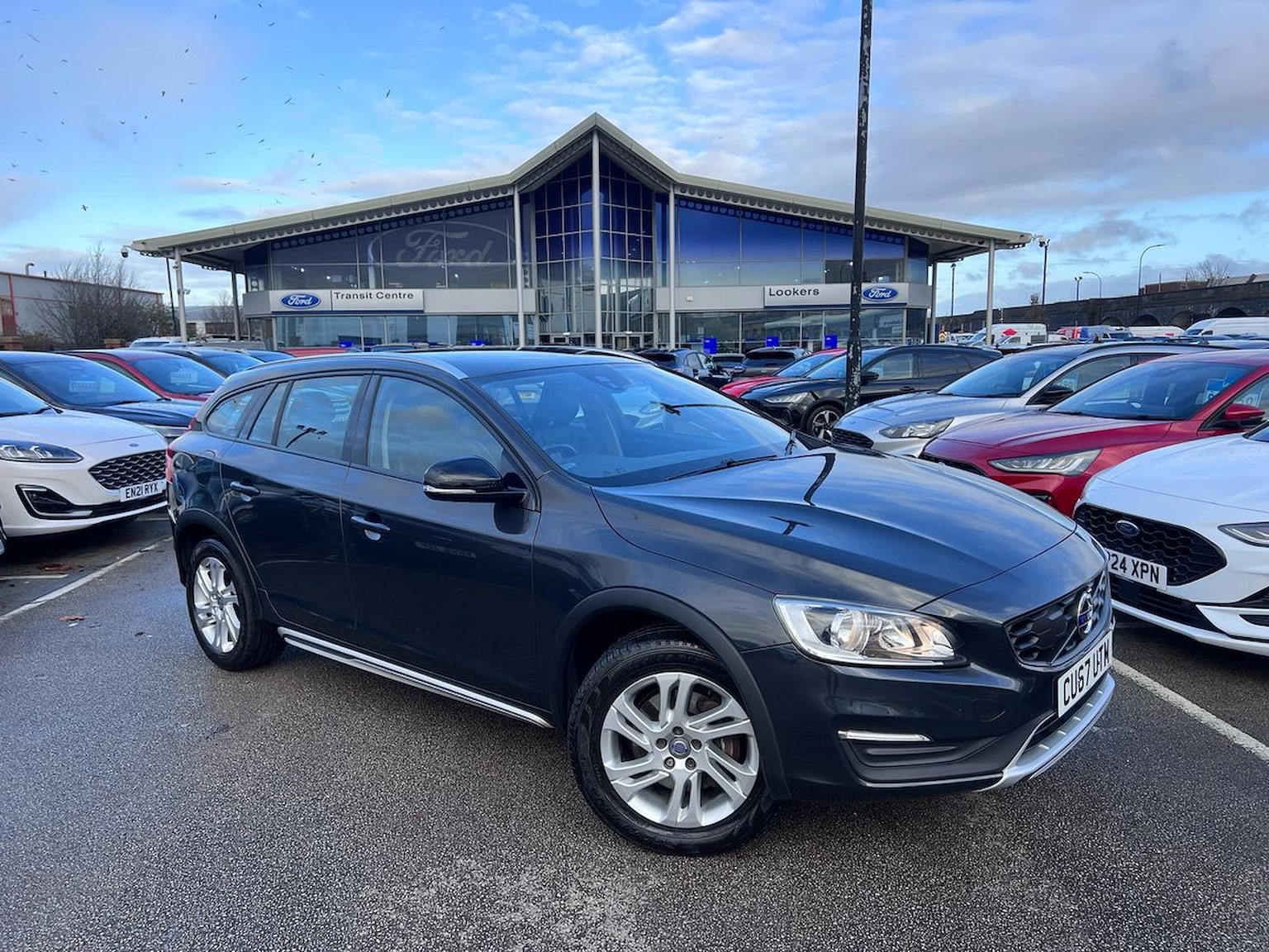 Main listing image - Volvo V60 Cross Country