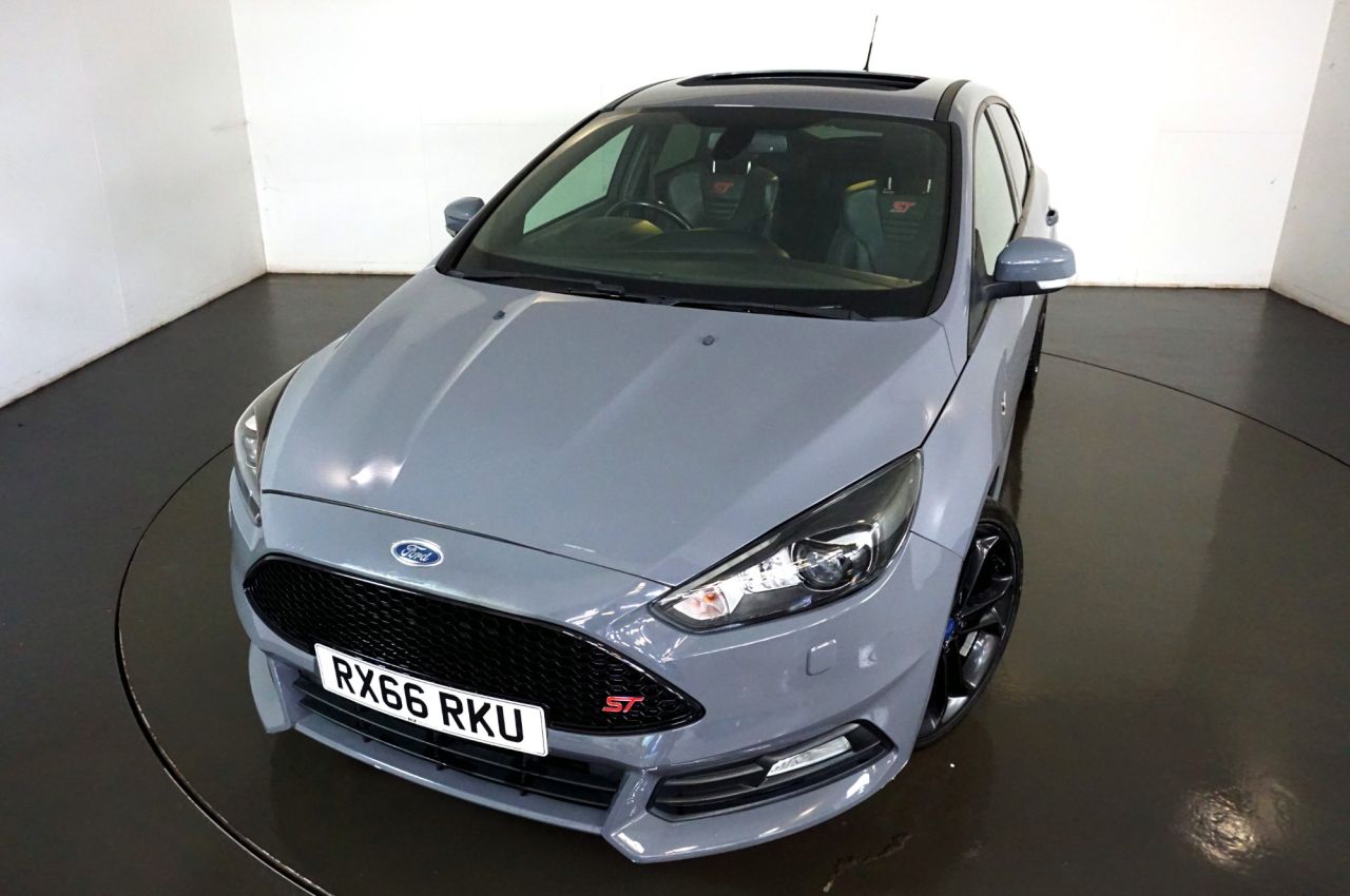 Main listing image - Ford Focus ST