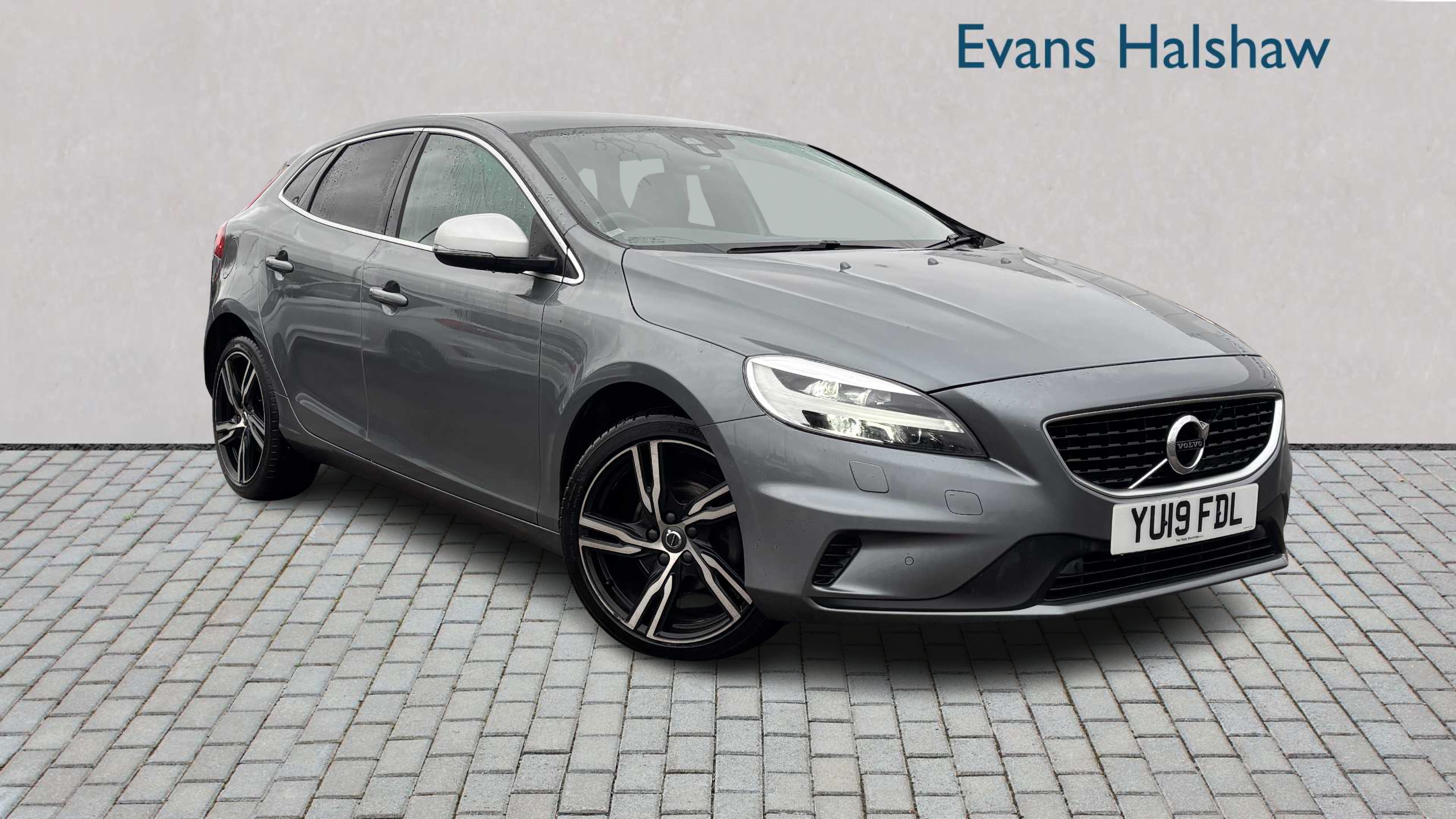 Main listing image - Volvo V40
