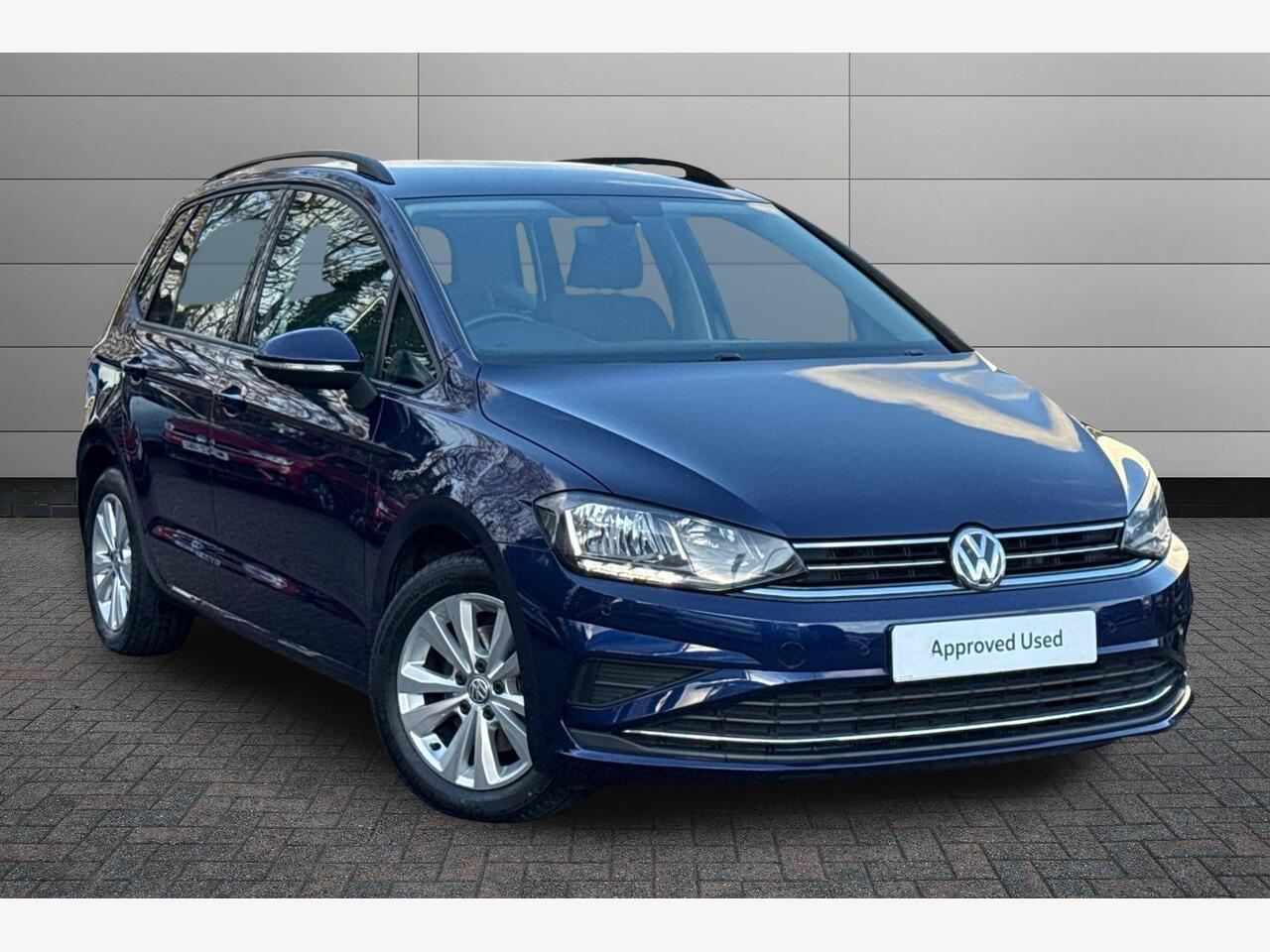 Main listing image - Volkswagen Golf SV