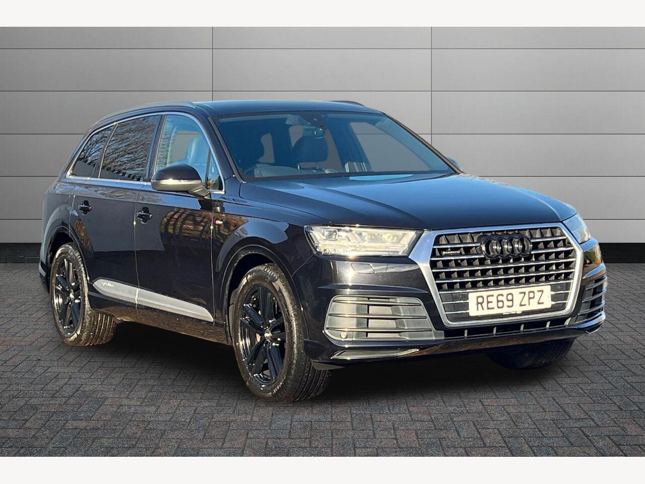 Main listing image - Audi Q7