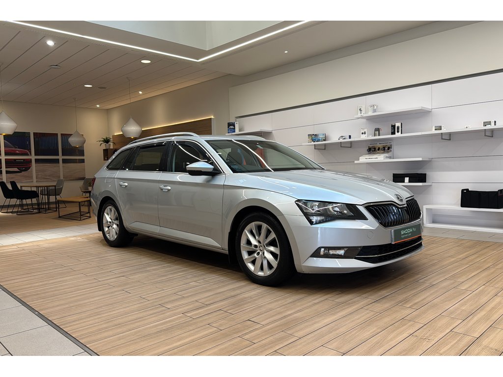 Main listing image - Skoda Superb Estate