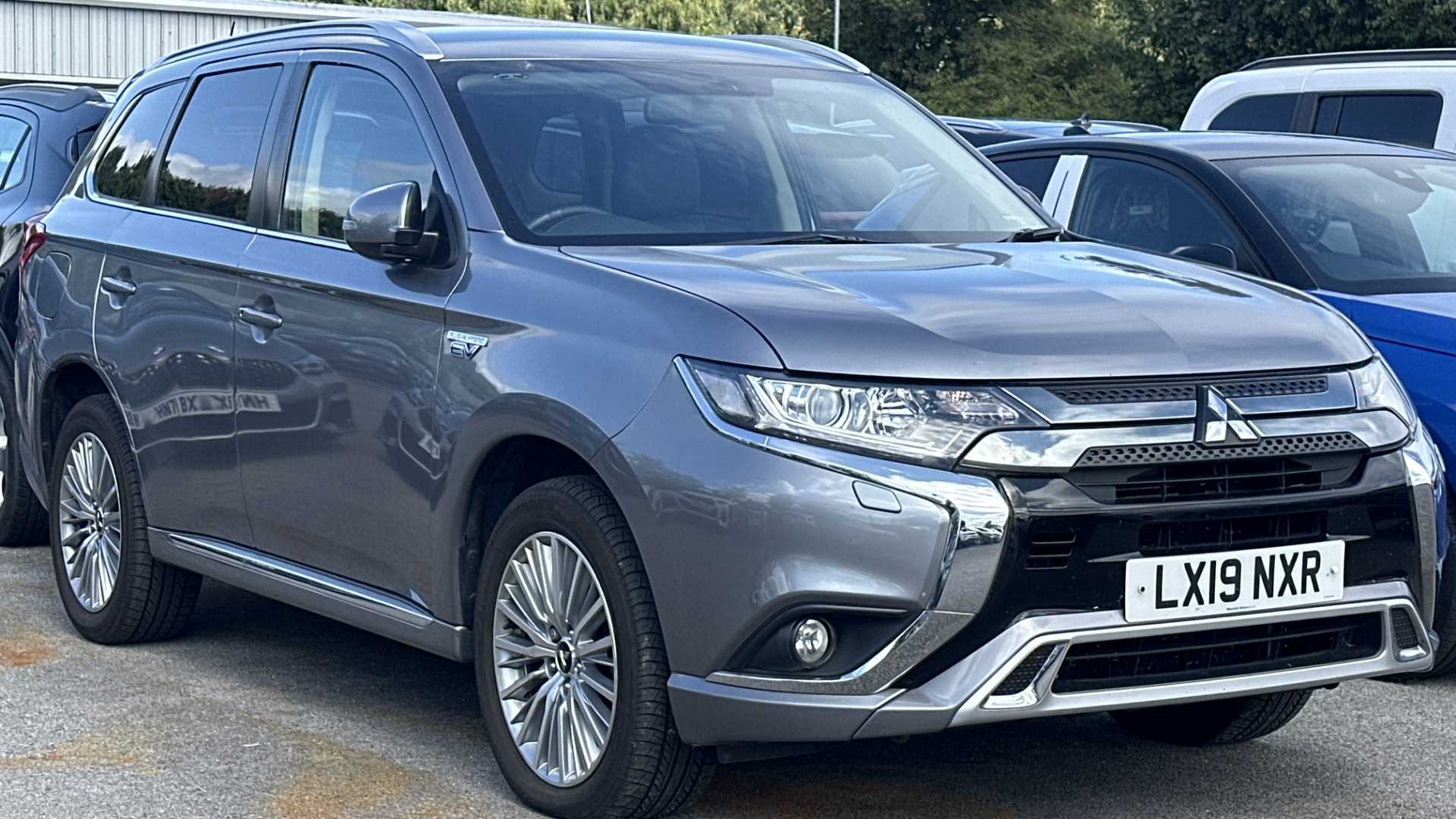 Main listing image - Mitsubishi Outlander