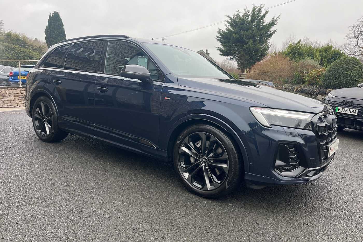 Main listing image - Audi Q7
