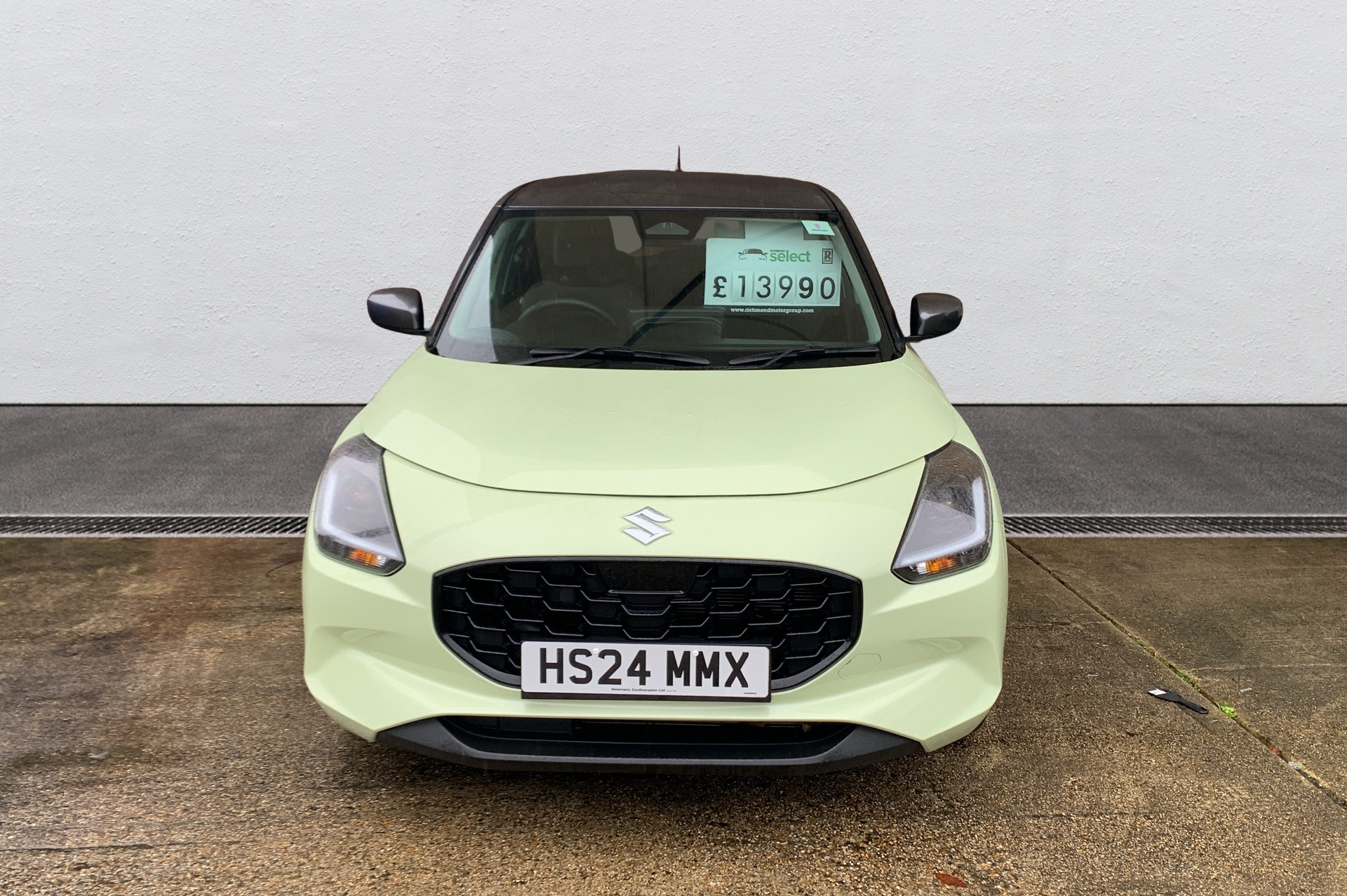 Main listing image - Suzuki Swift