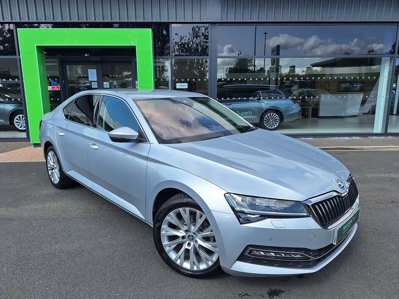 Main listing image - Skoda Superb