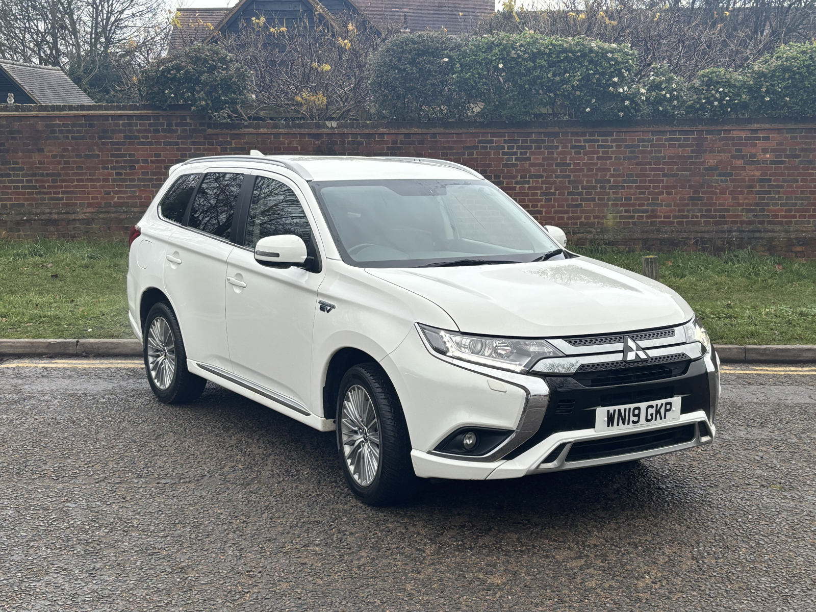 Main listing image - Mitsubishi Outlander