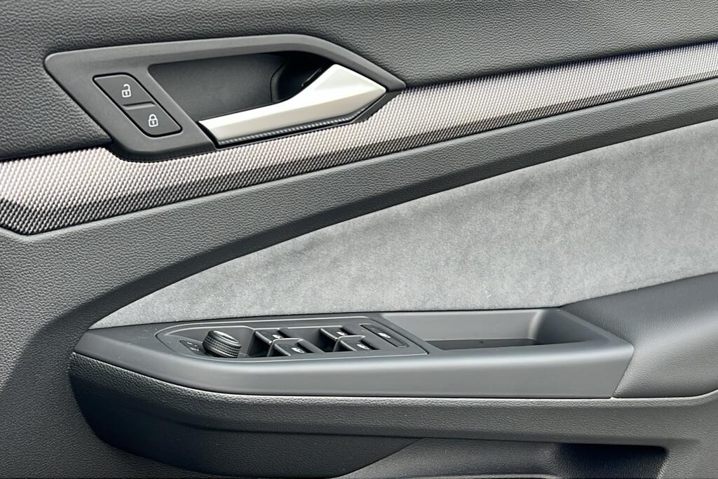 Main listing image - Volkswagen Golf R