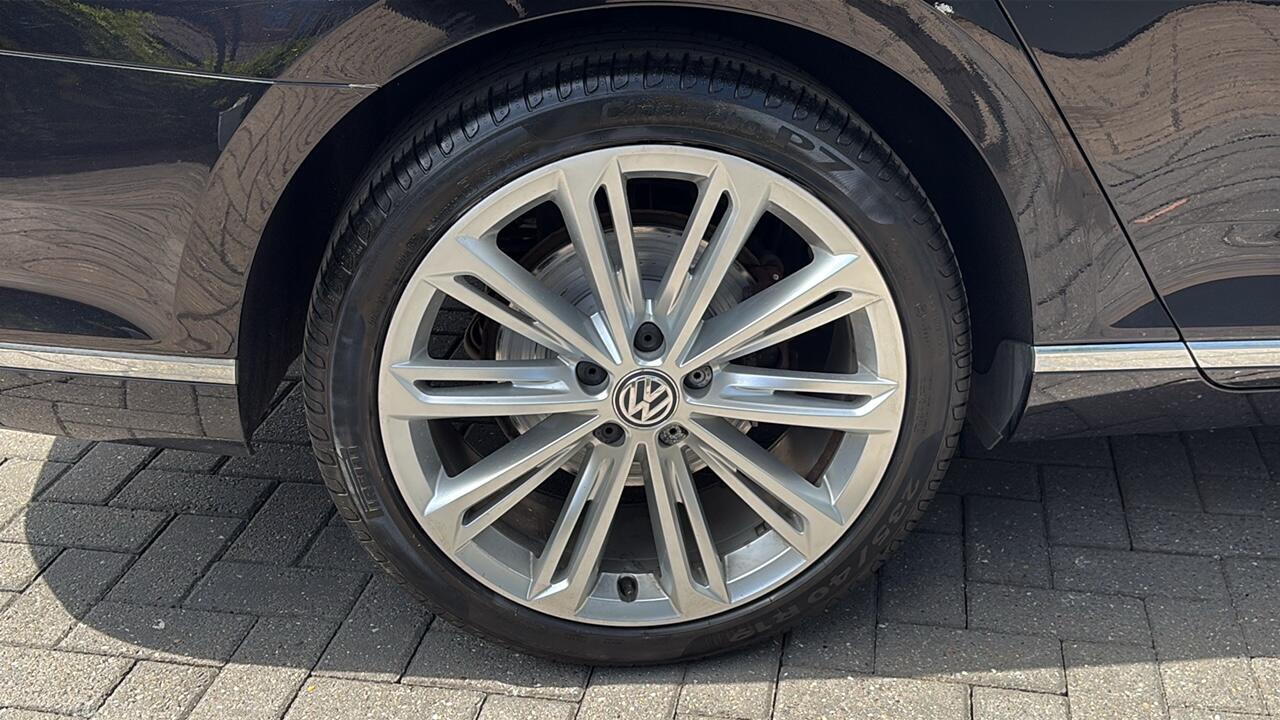 Main listing image - Volkswagen Passat