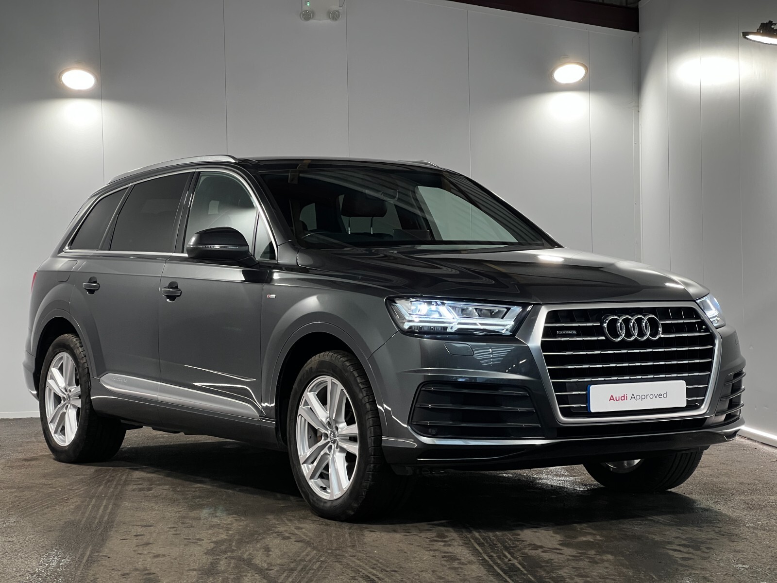 Main listing image - Audi Q7