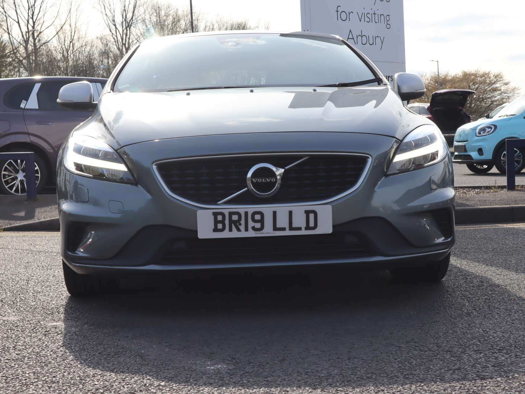 Main listing image - Volvo V40