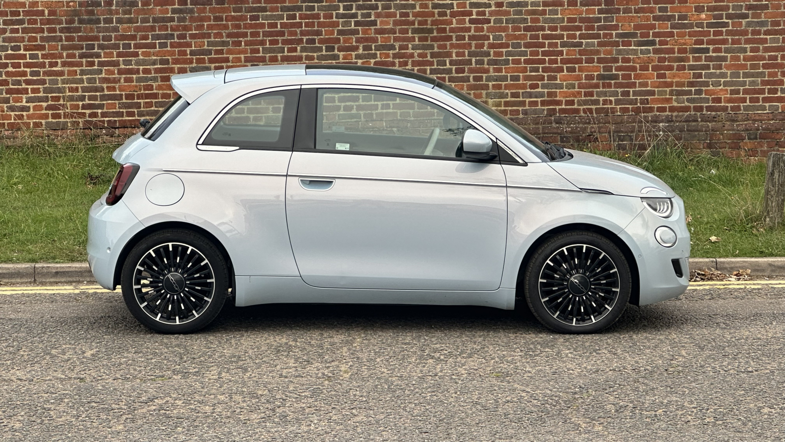 Main listing image - Fiat 500 Electric