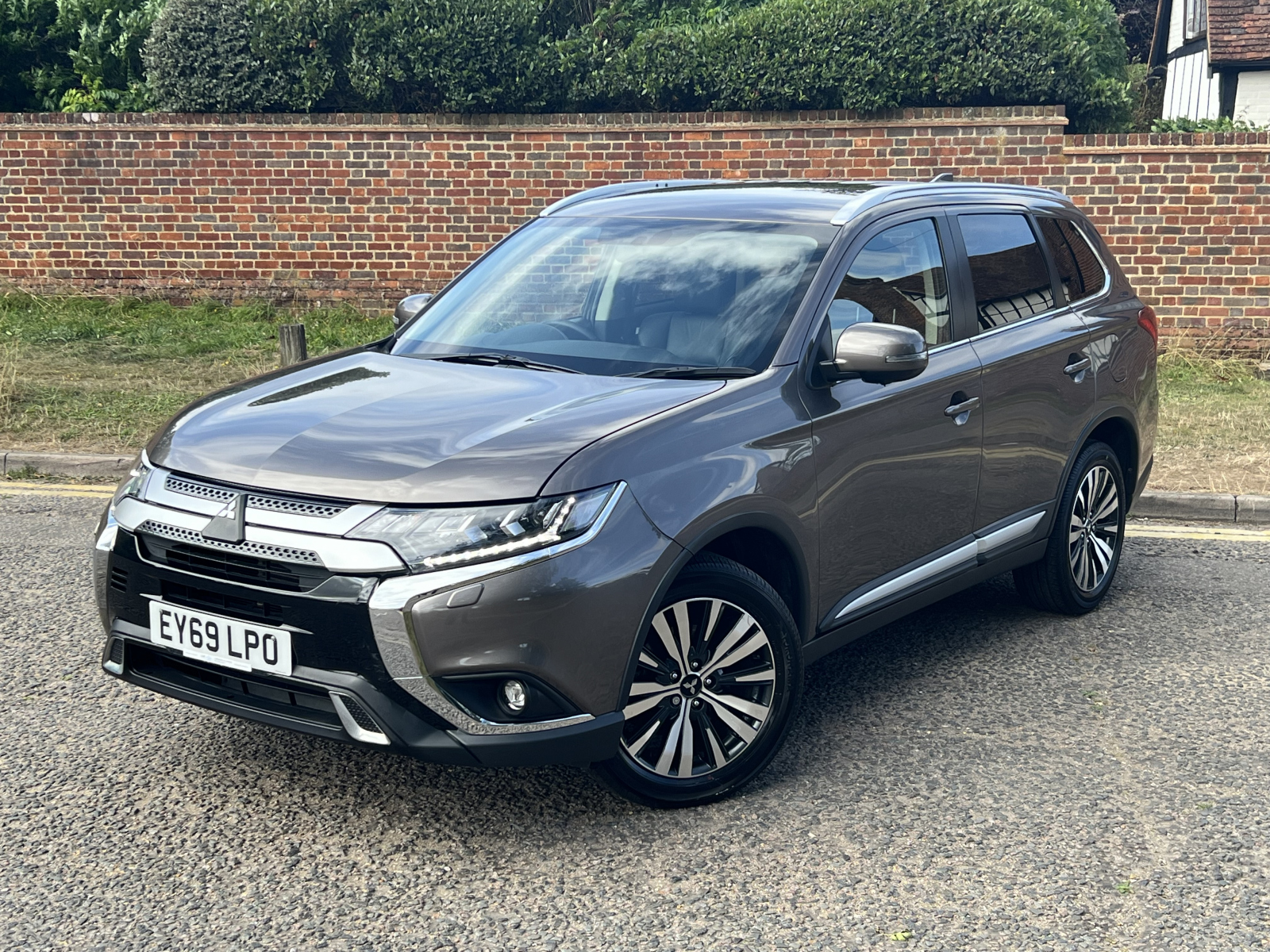 Main listing image - Mitsubishi Outlander