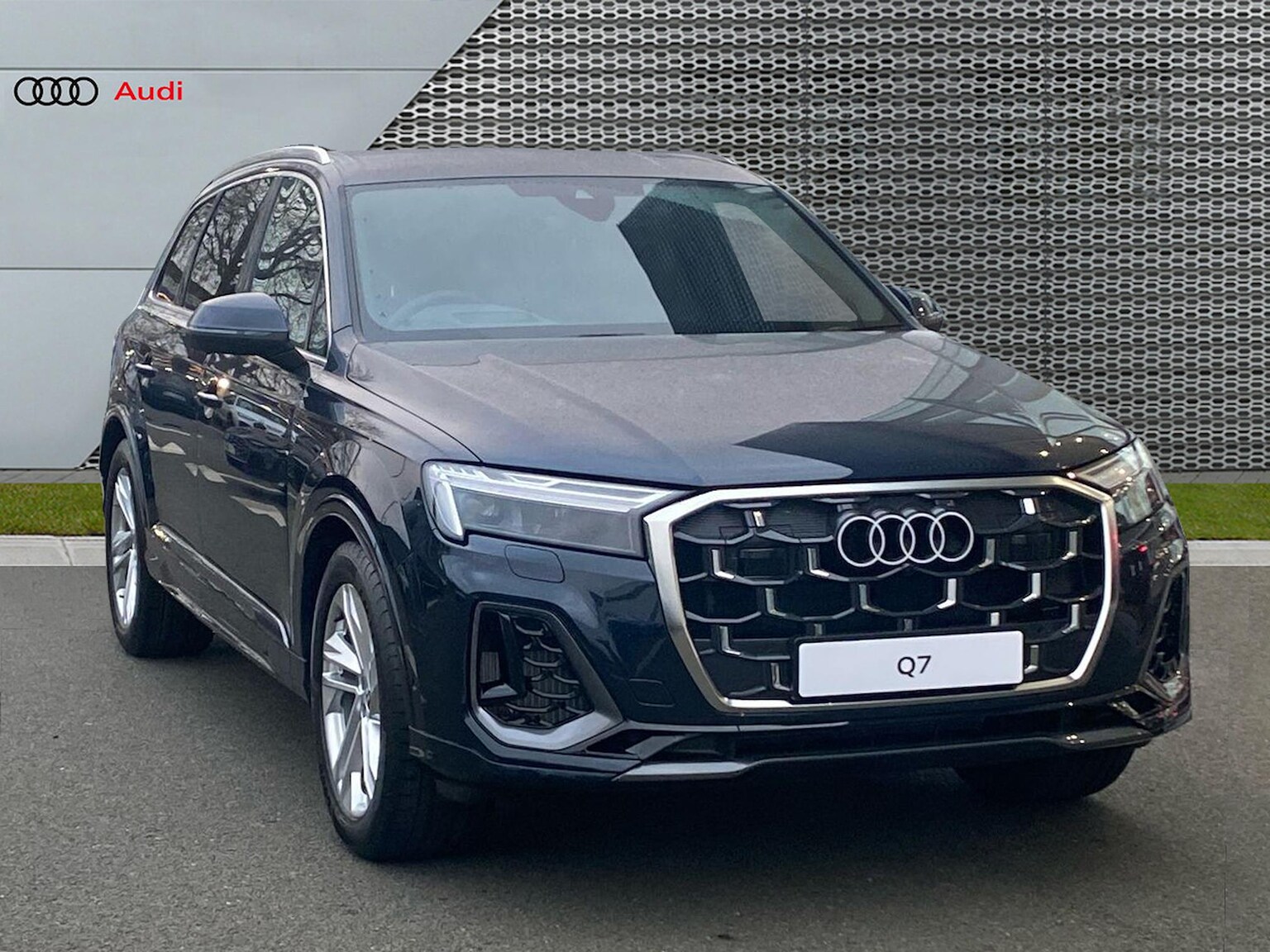 Main listing image - Audi Q7