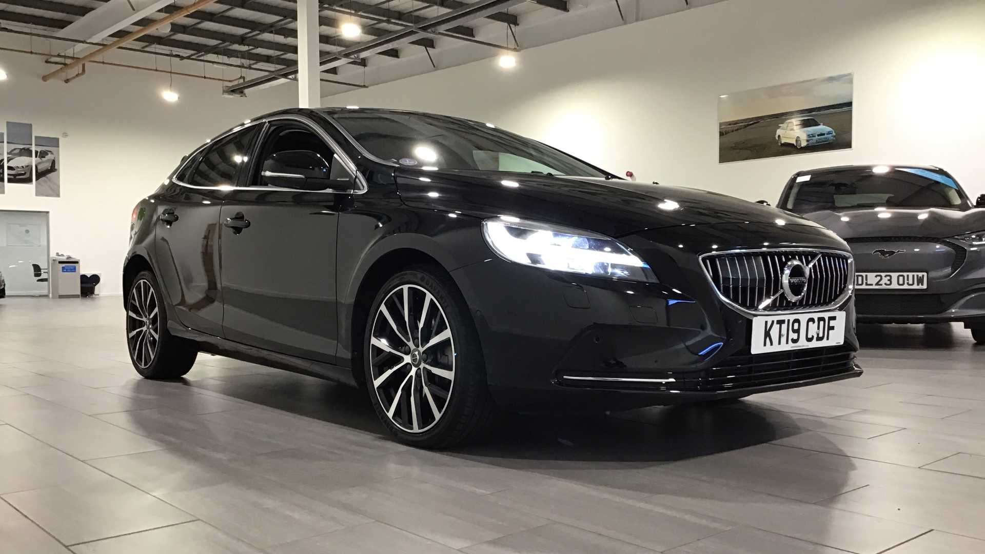 Main listing image - Volvo V40