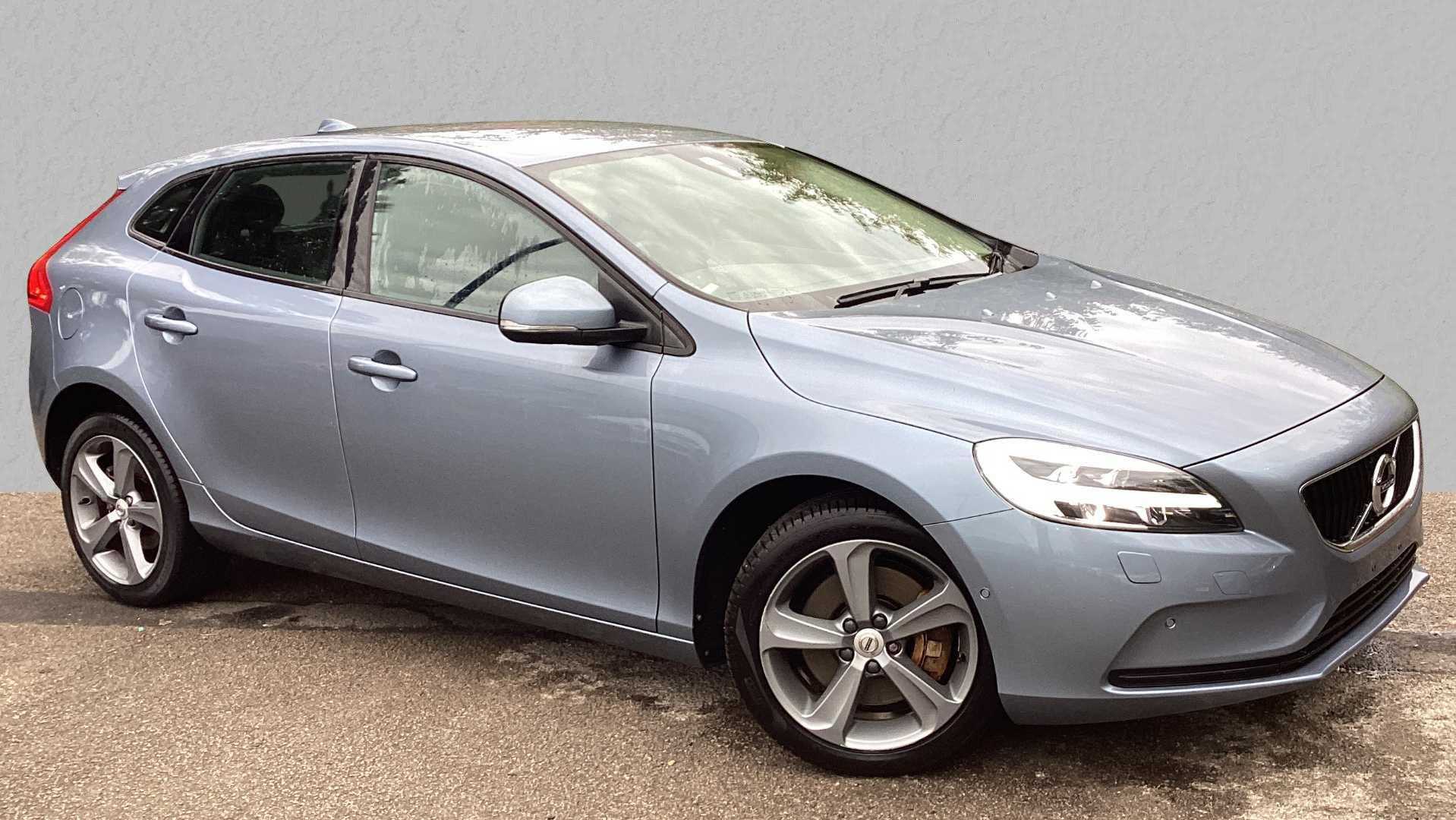 Main listing image - Volvo V40