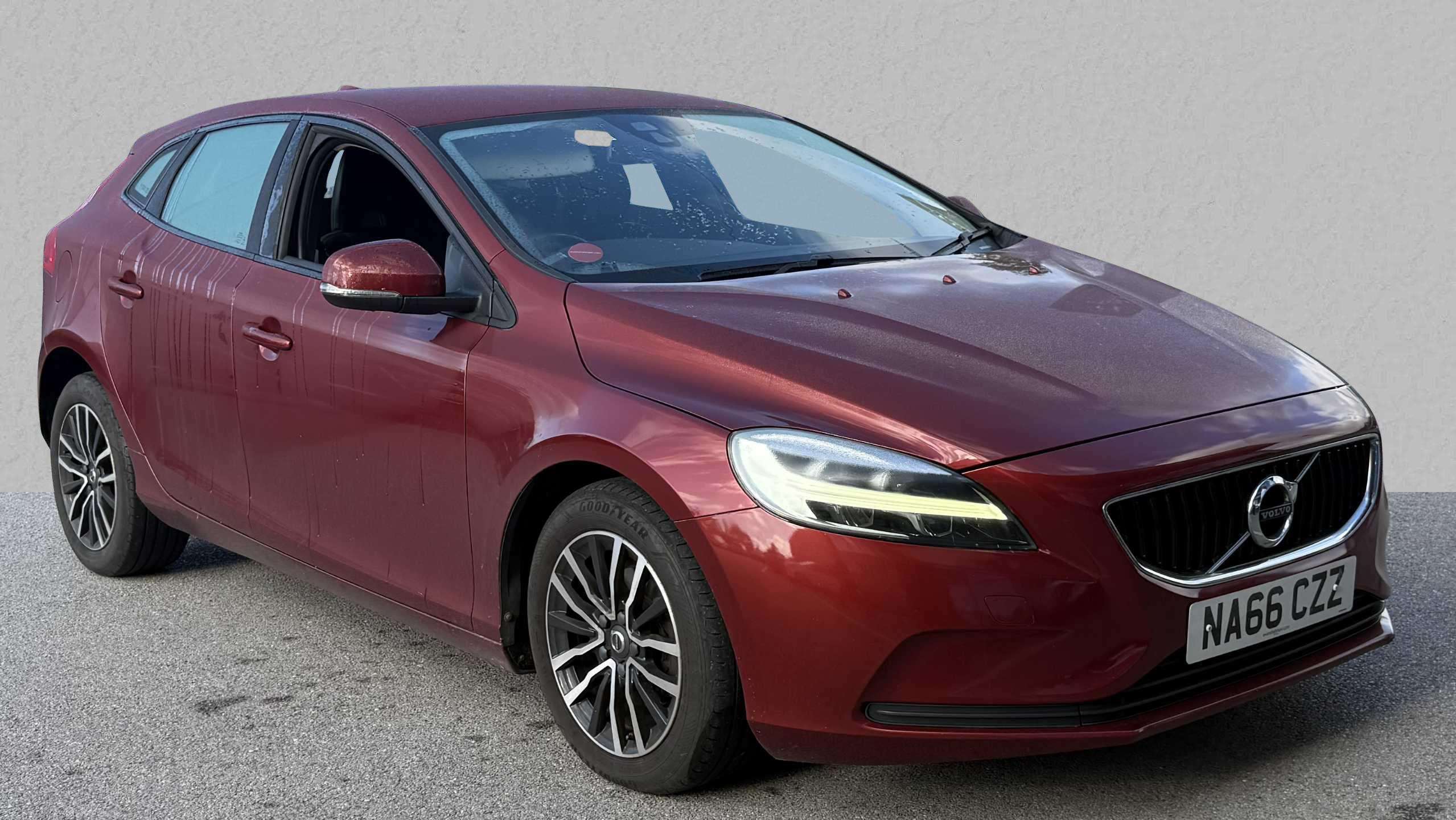 Main listing image - Volvo V40