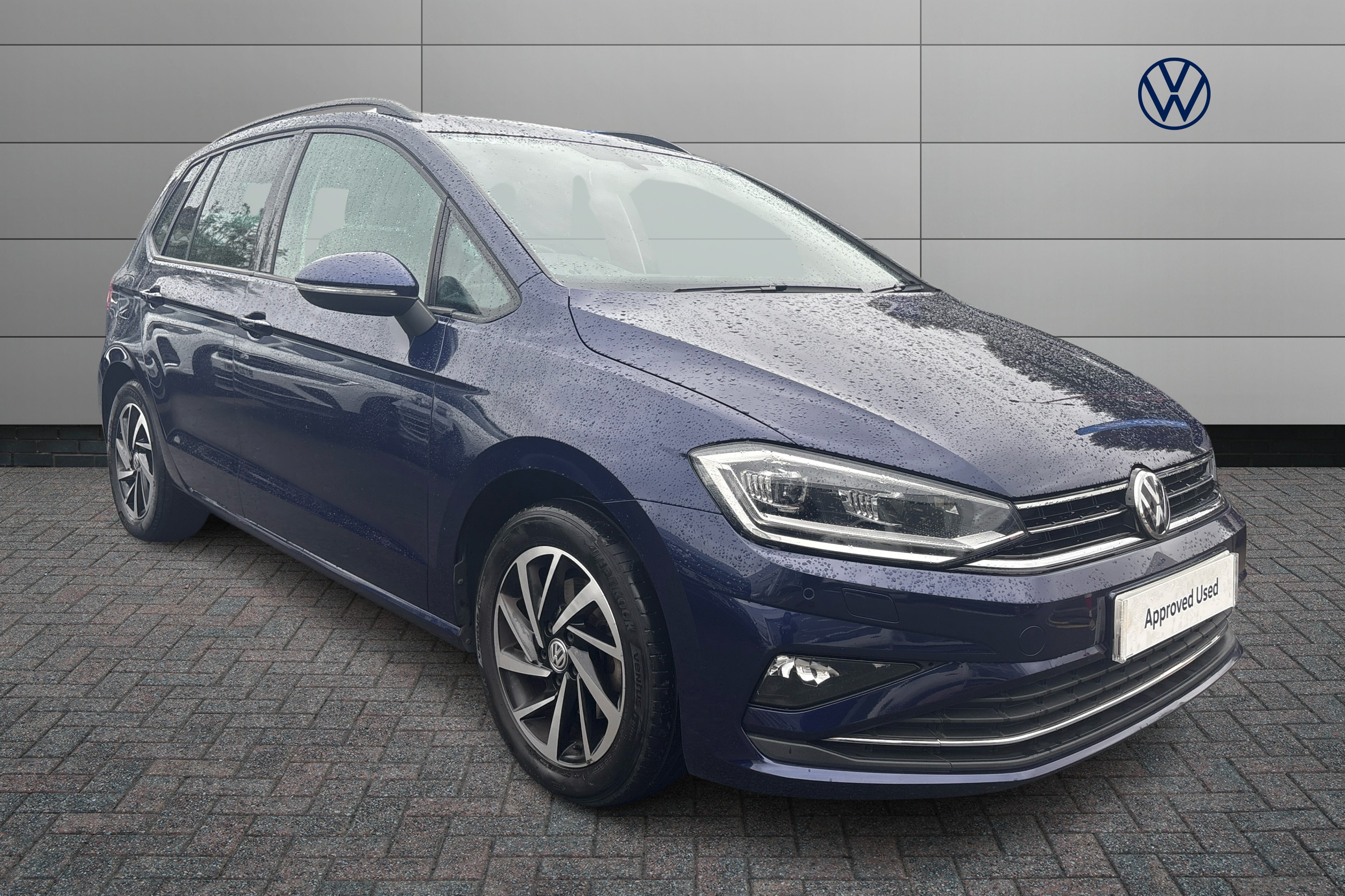 Main listing image - Volkswagen Golf SV
