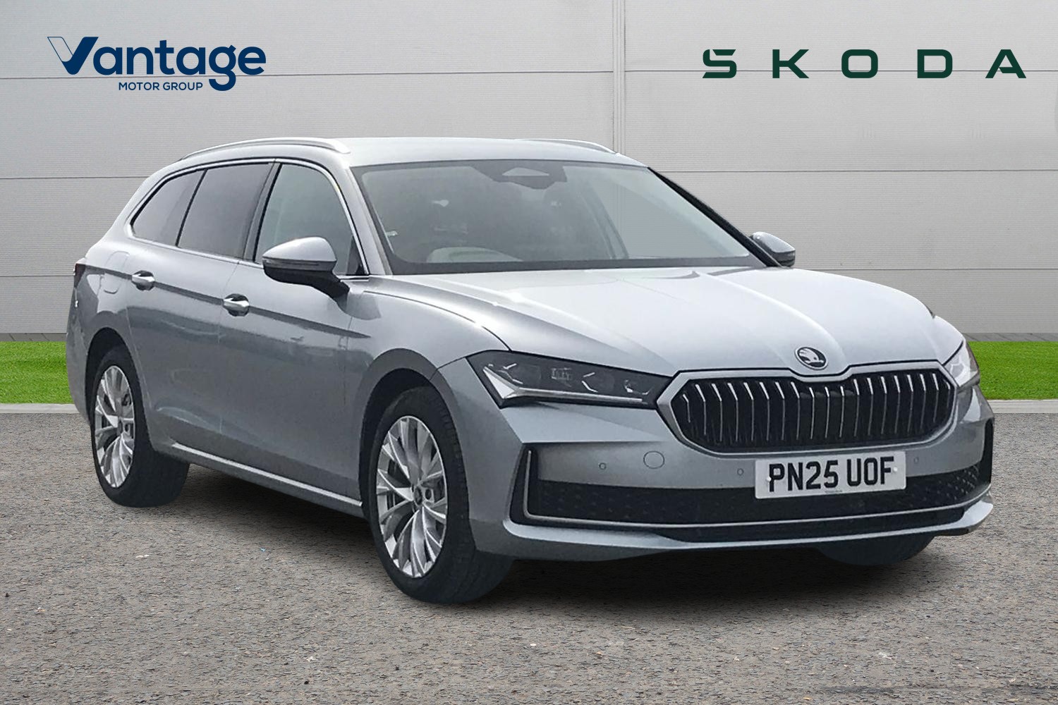 Main listing image - Skoda Superb Estate