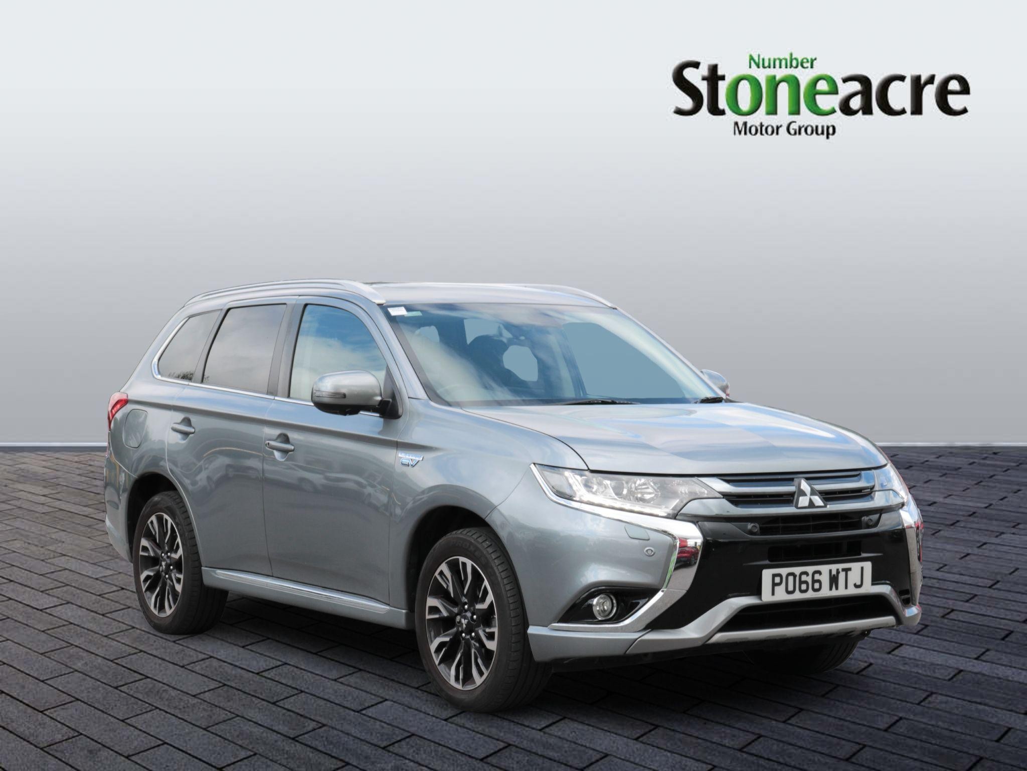 Main listing image - Mitsubishi Outlander
