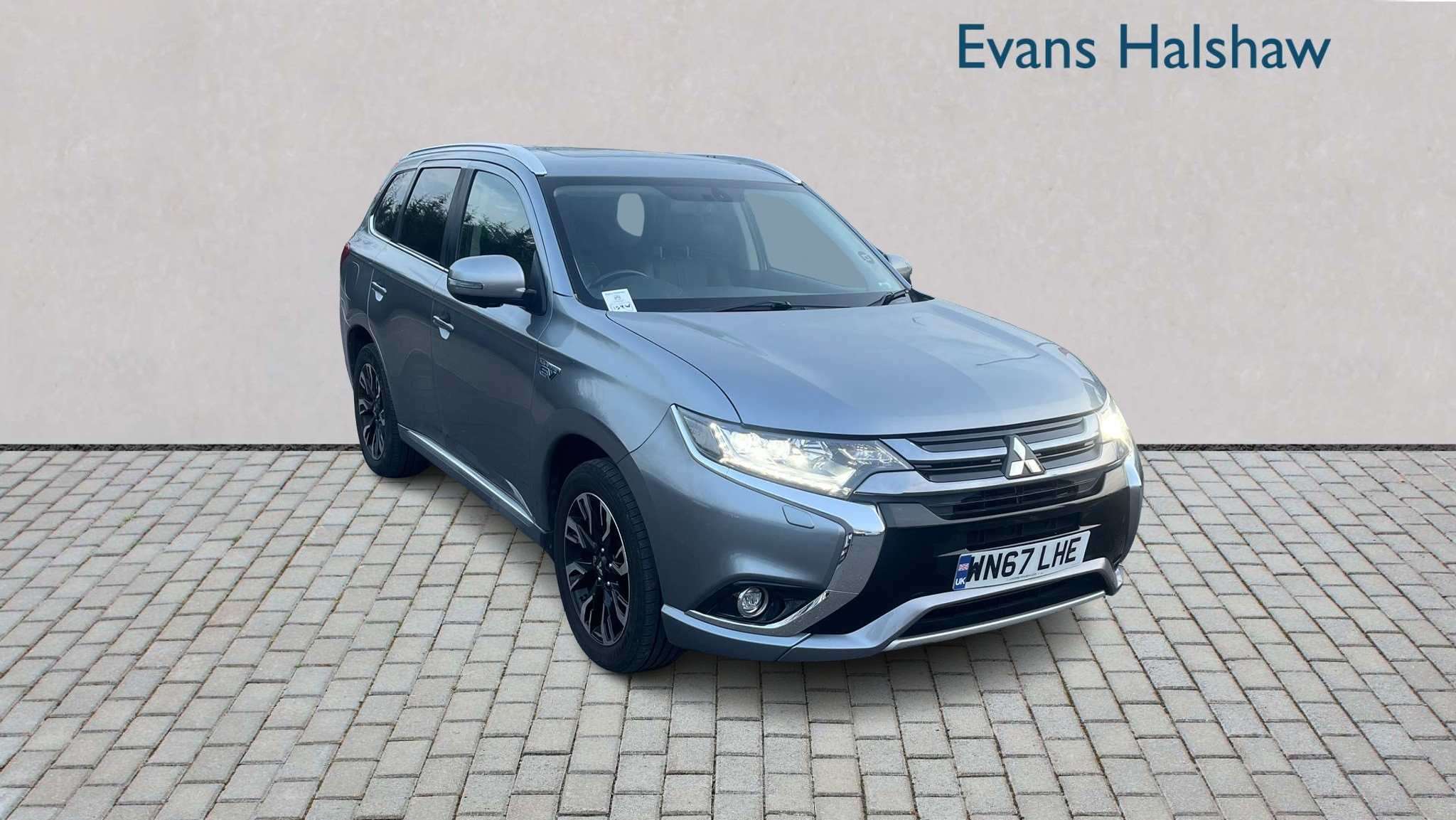 Main listing image - Mitsubishi Outlander