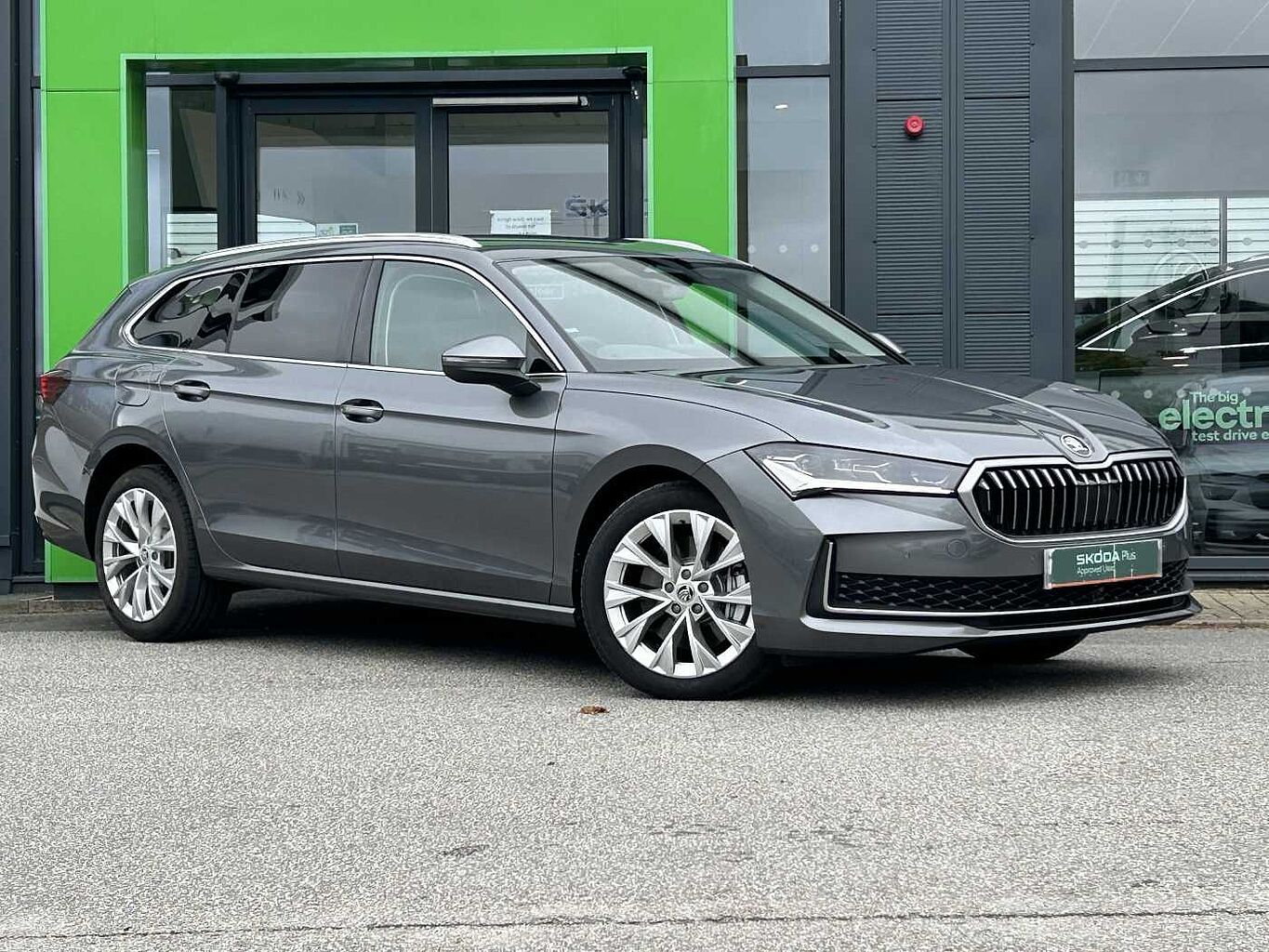 Main listing image - Skoda Superb Estate
