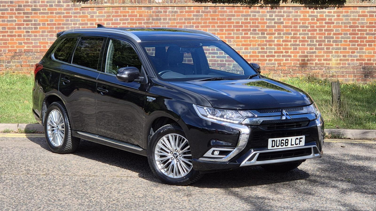 Main listing image - Mitsubishi Outlander