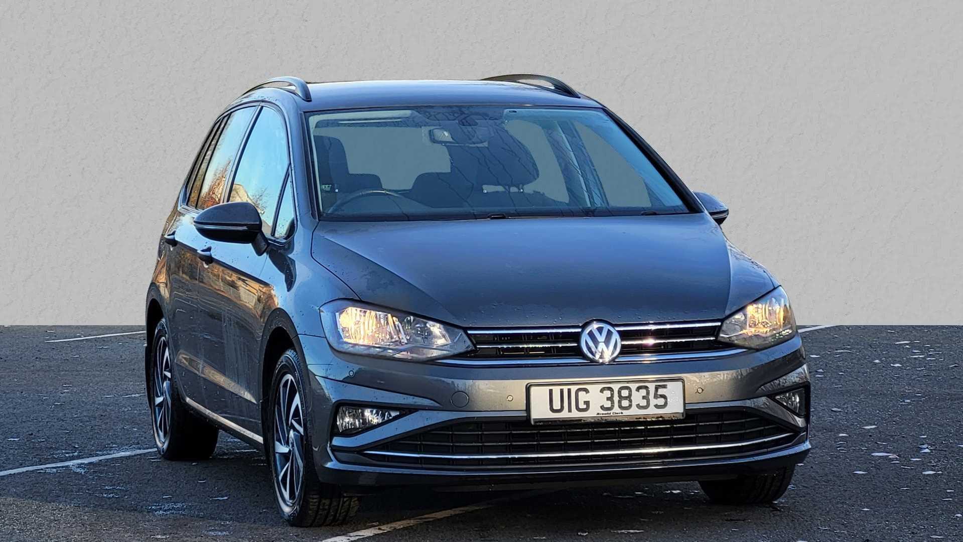 Main listing image - Volkswagen Golf SV