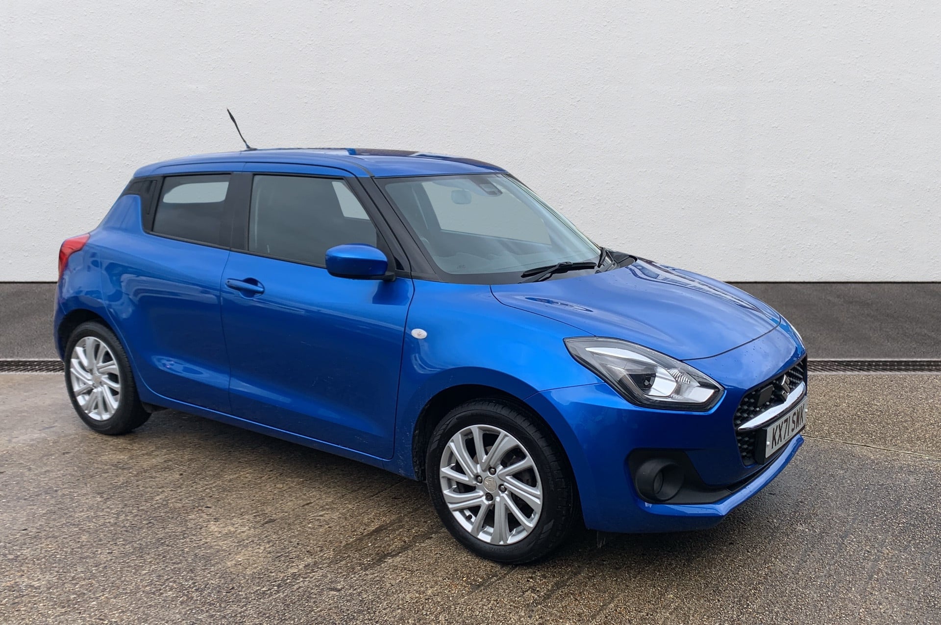 Main listing image - Suzuki Swift