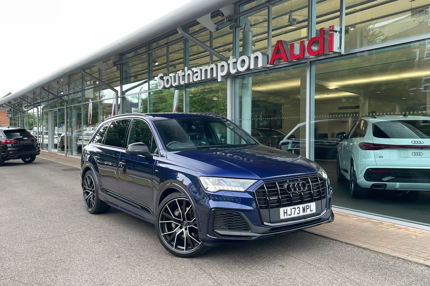 Main listing image - Audi Q7