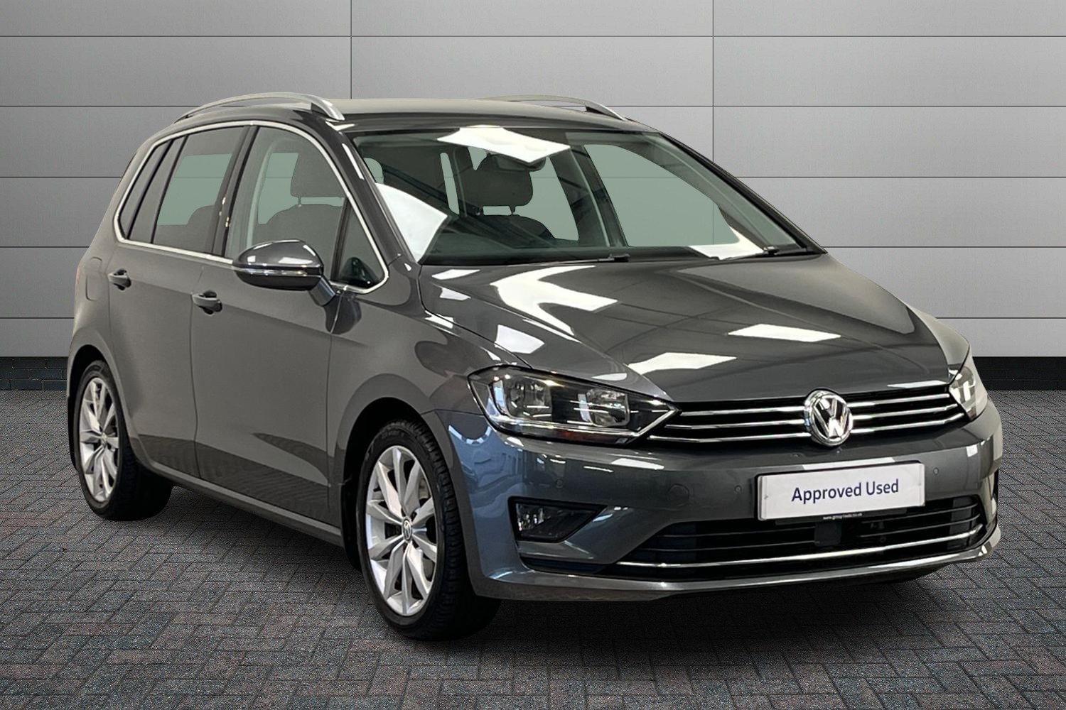 Main listing image - Volkswagen Golf SV