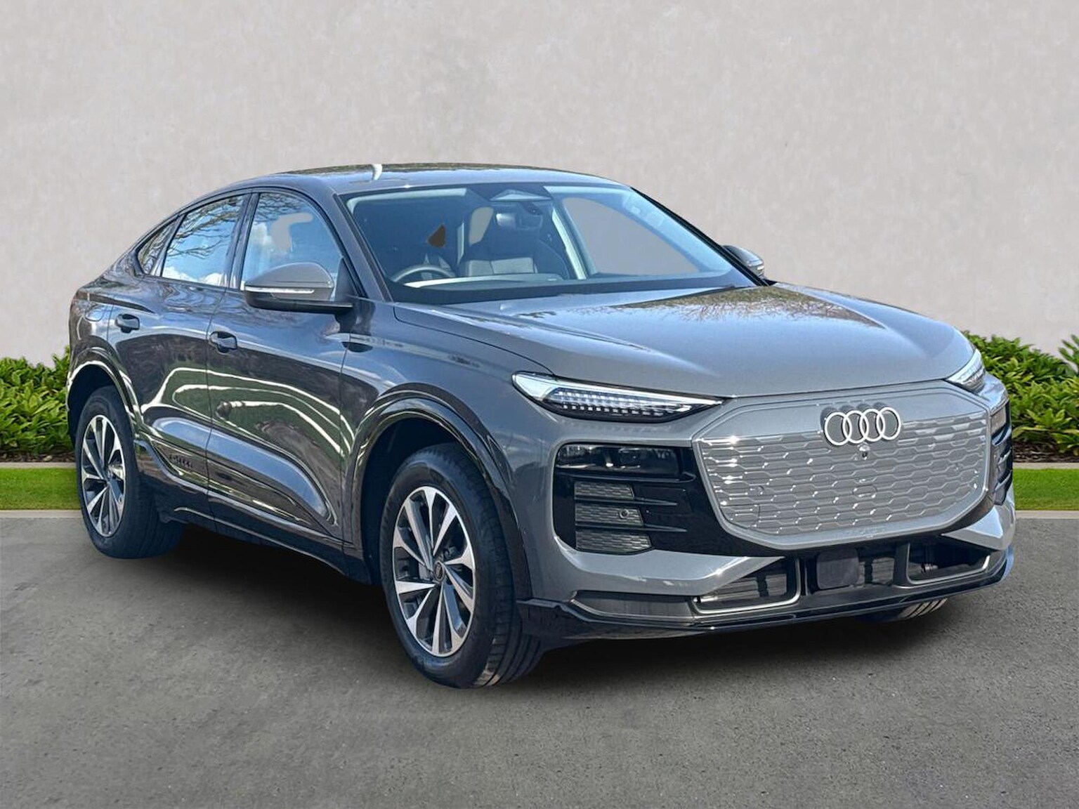 Main listing image - Audi Q6