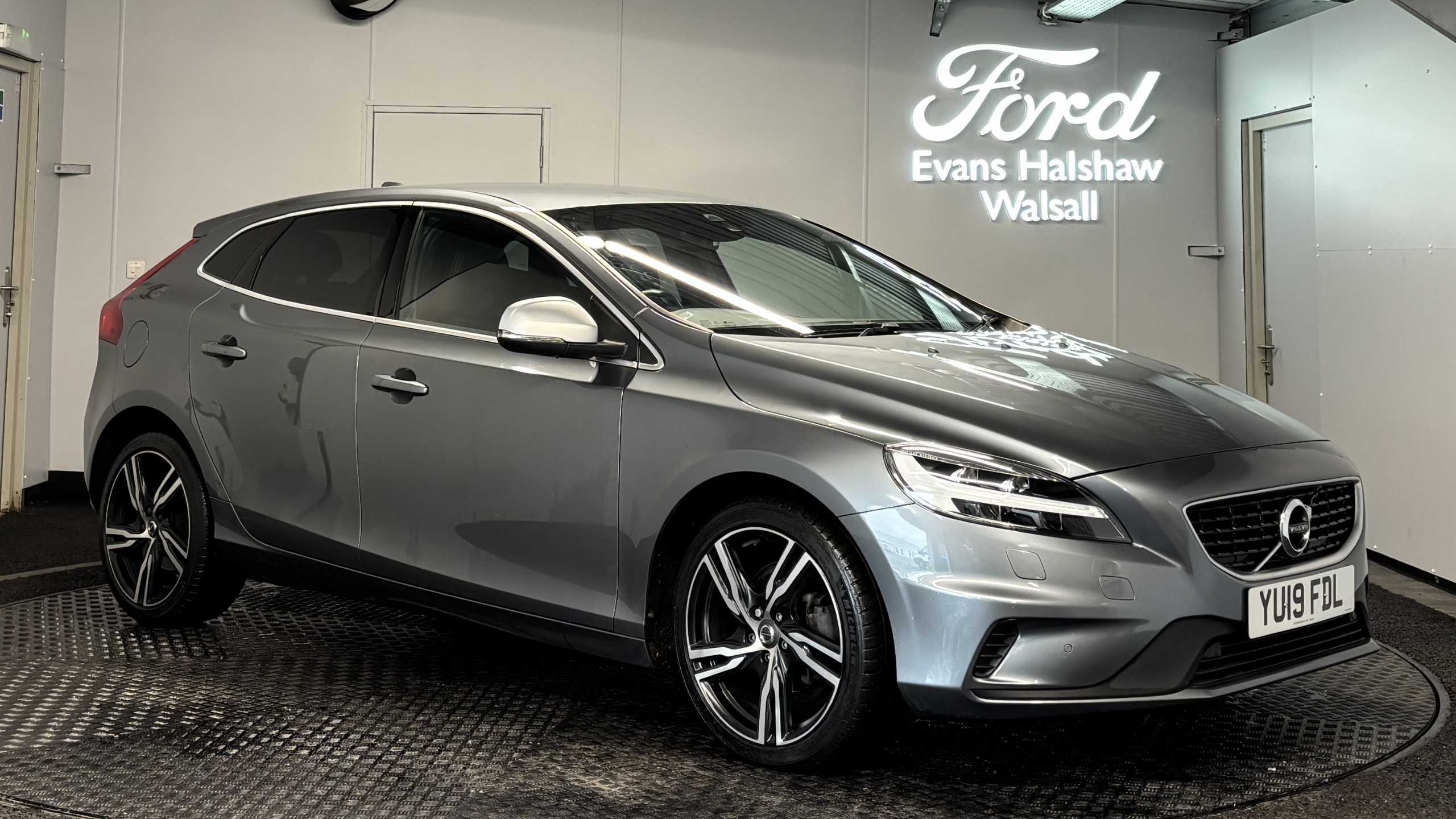 Main listing image - Volvo V40