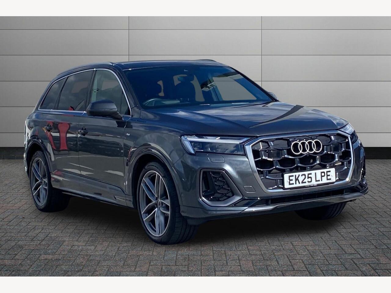 Main listing image - Audi Q7