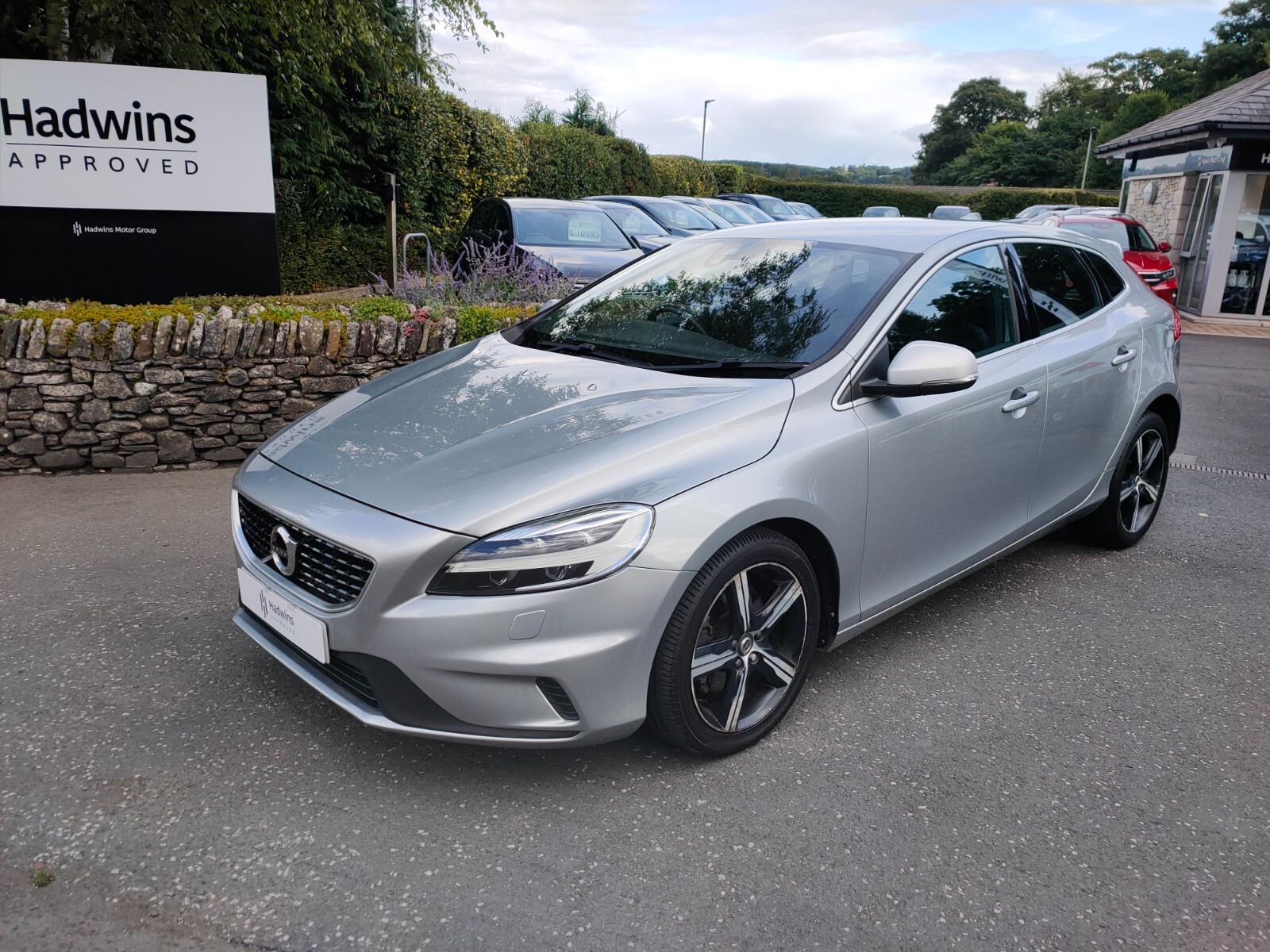 Main listing image - Volvo V40