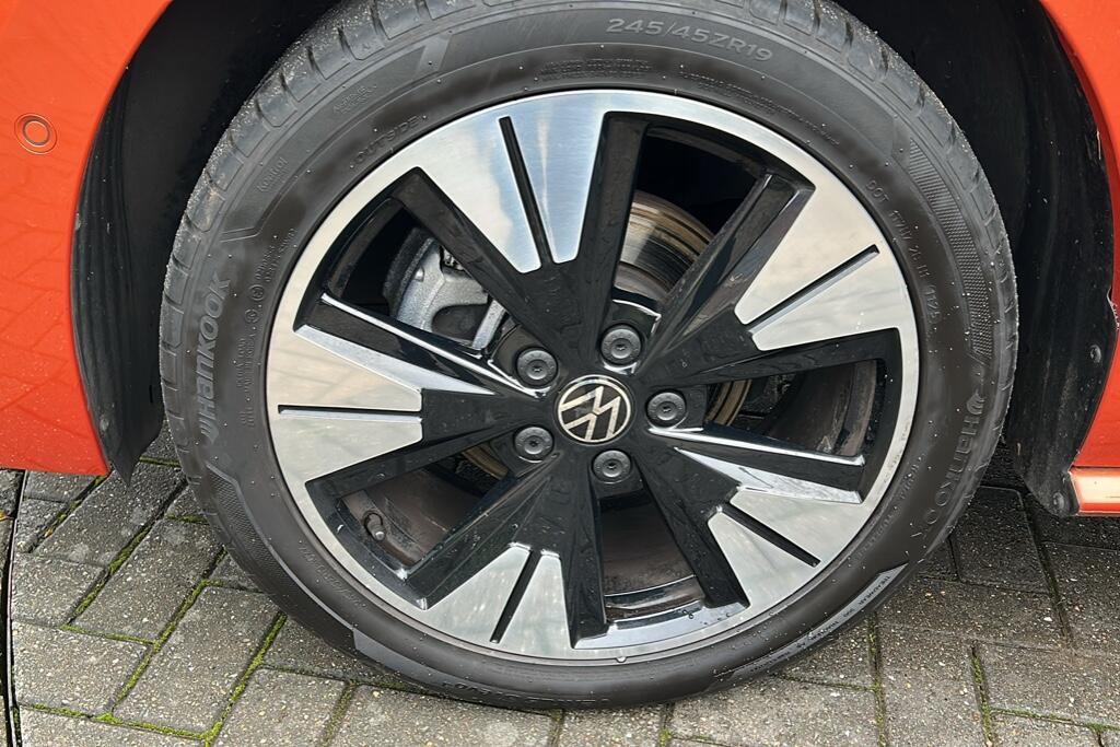 Main listing image - Volkswagen Multivan