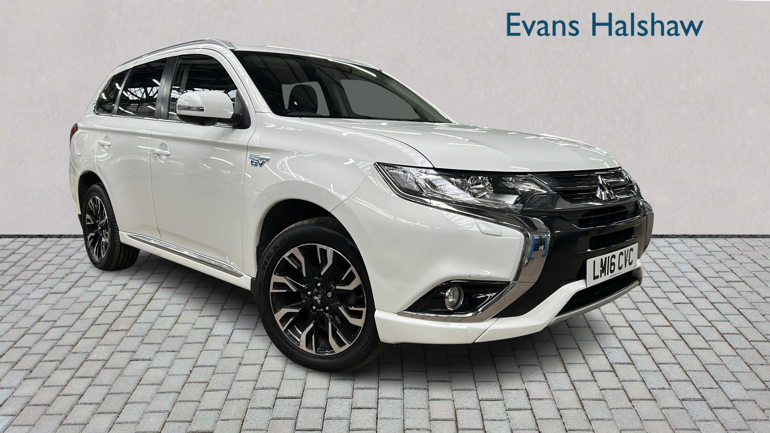 Main listing image - Mitsubishi Outlander