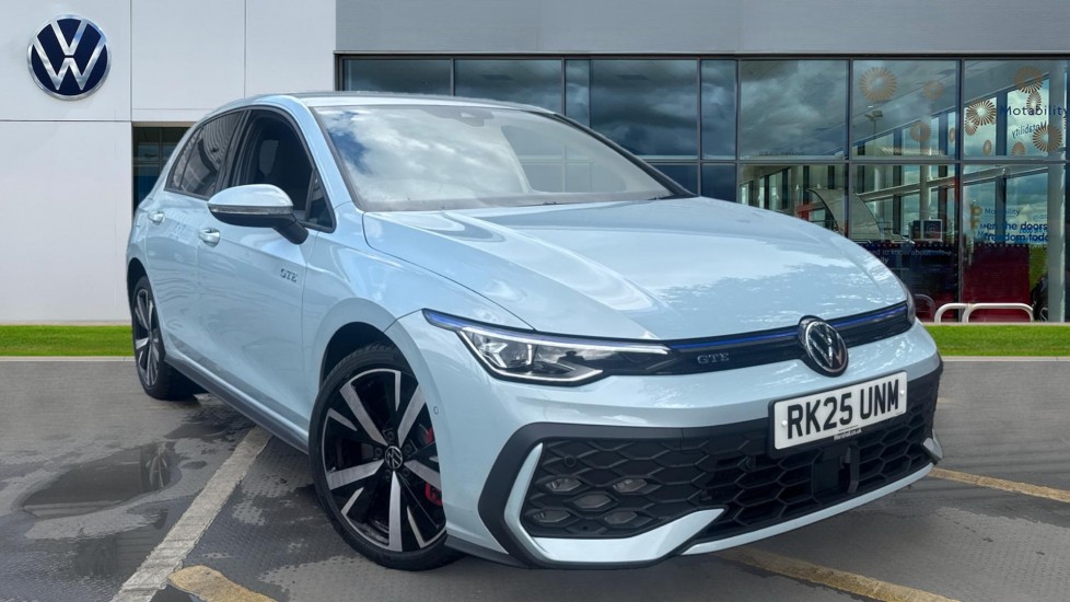 Main listing image - Volkswagen Golf GTE