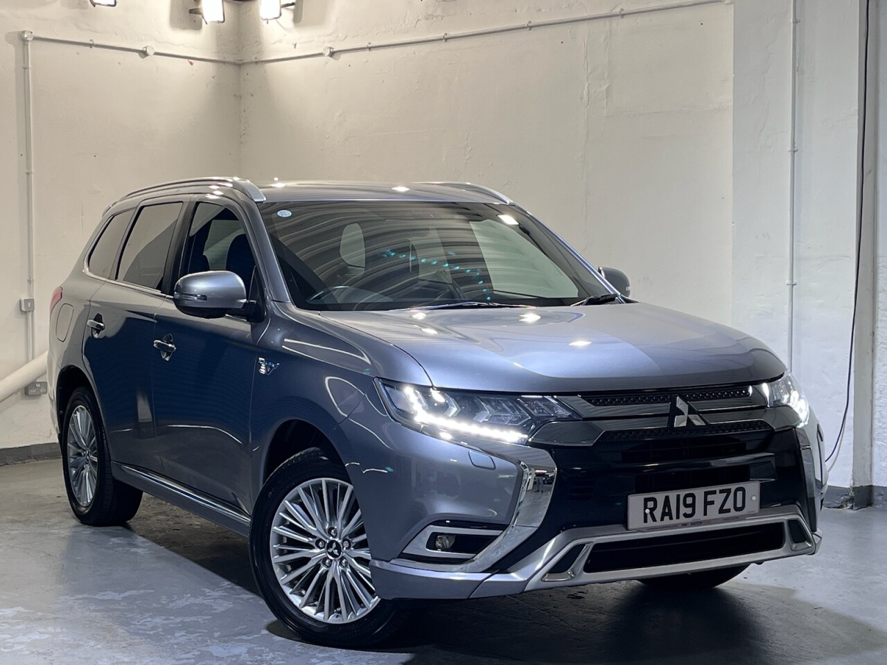 Main listing image - Mitsubishi Outlander