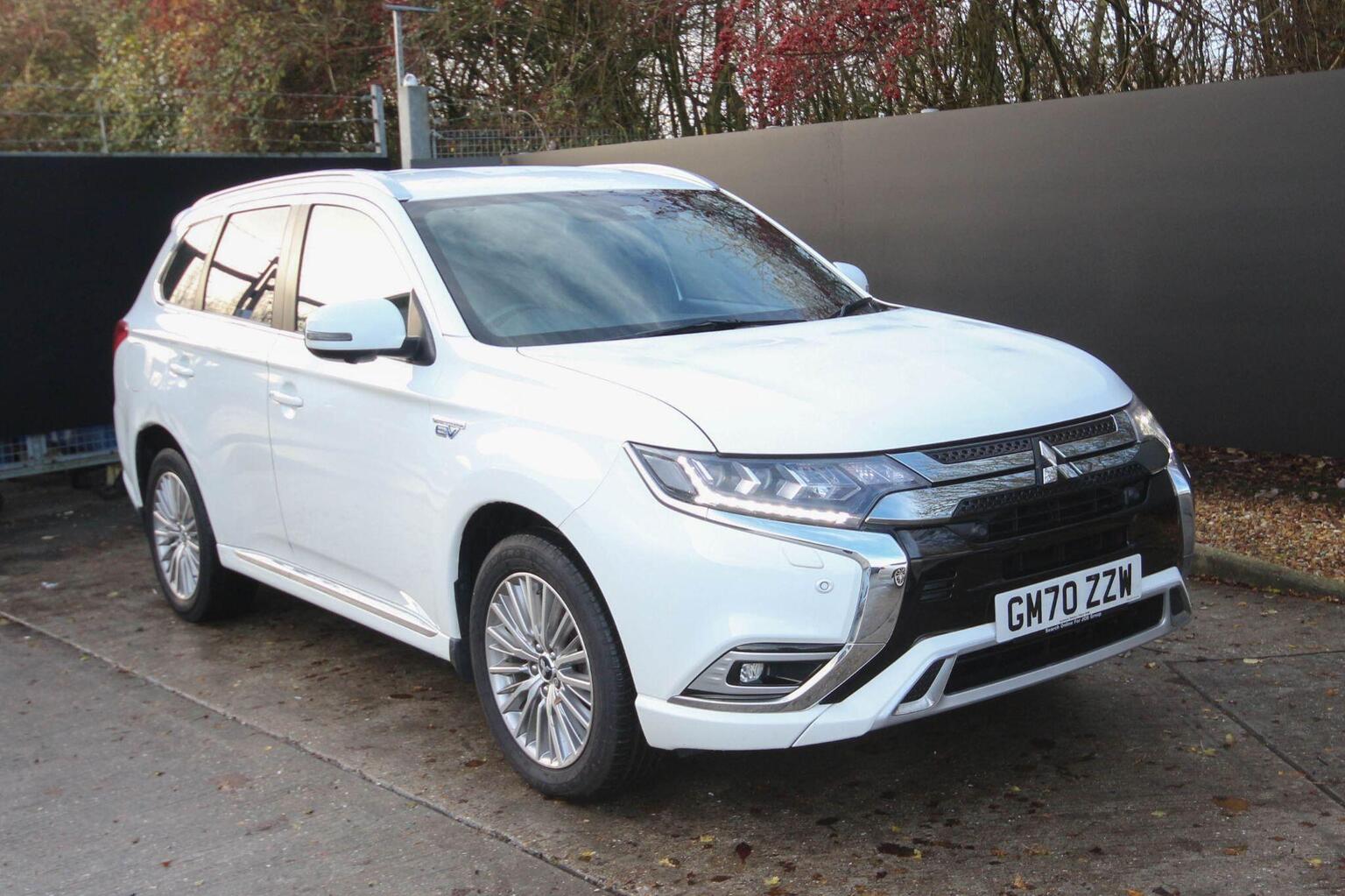 Main listing image - Mitsubishi Outlander