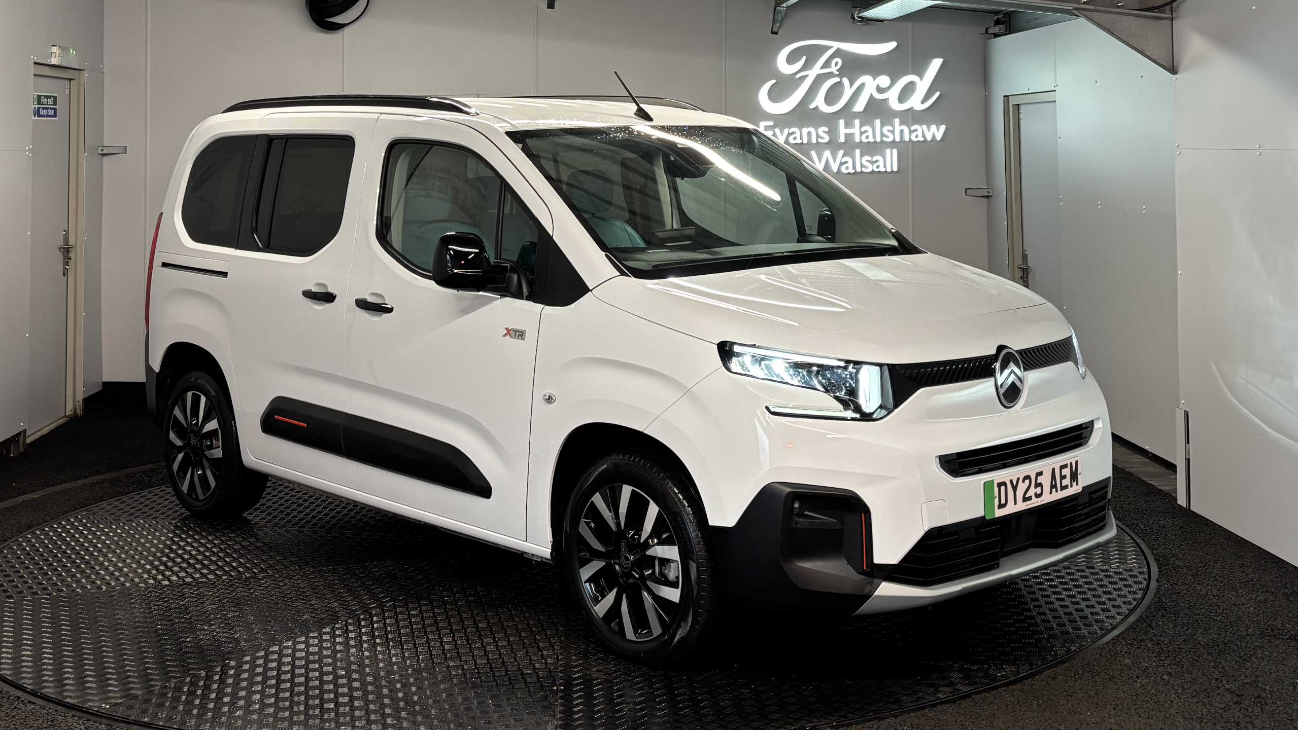 Main listing image - Citroen e-Berlingo