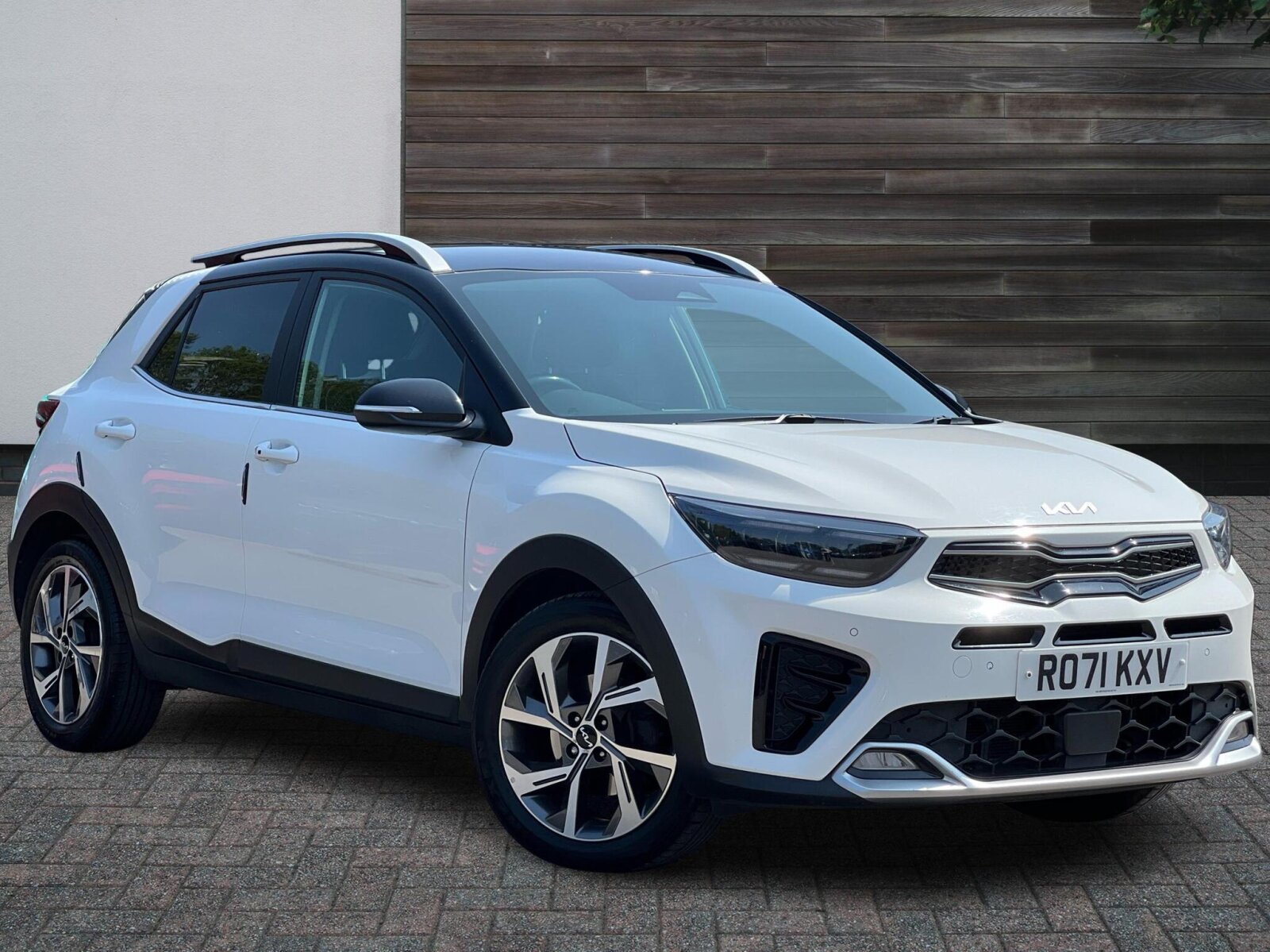 Main listing image - Kia Stonic