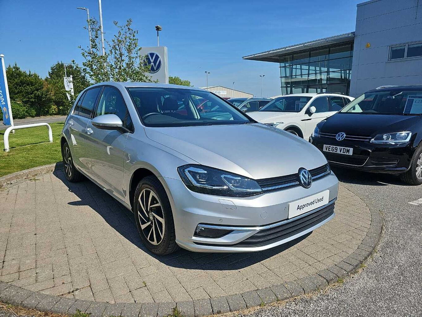 Main listing image - Volkswagen Golf