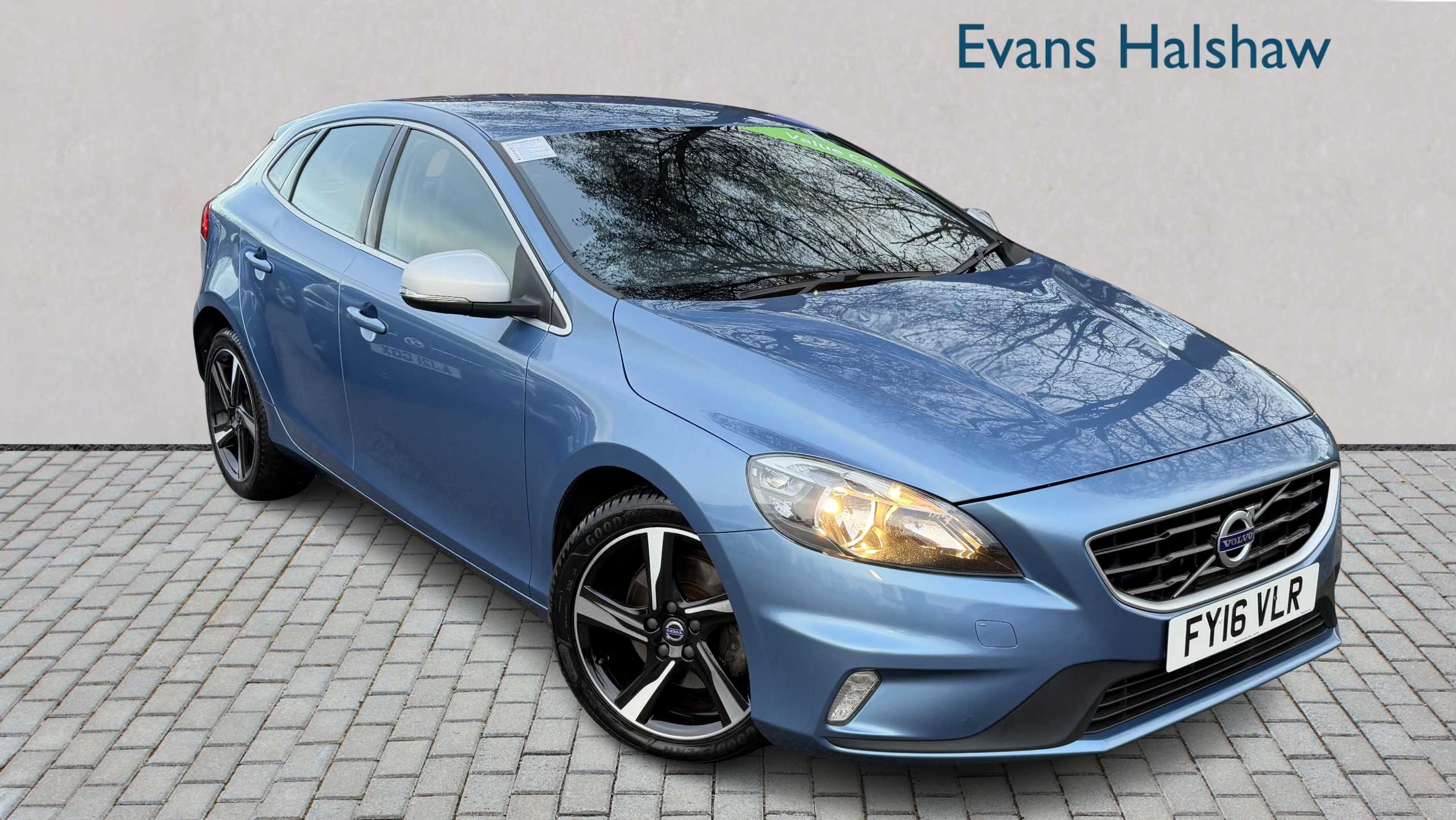 Main listing image - Volvo V40