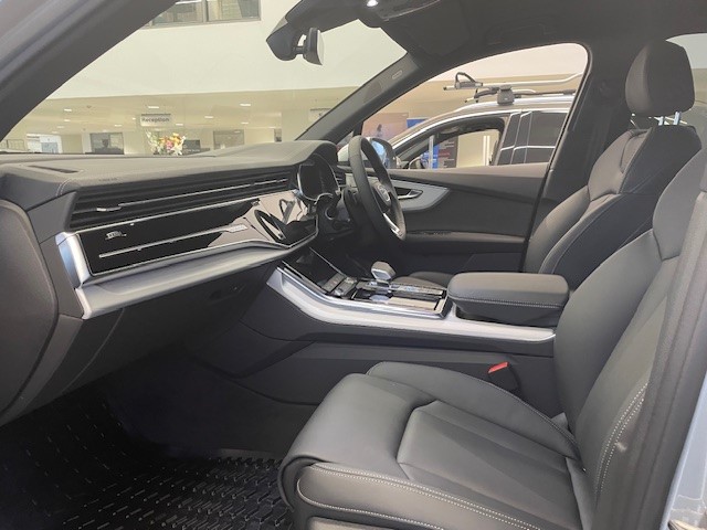 Main listing image - Audi Q7