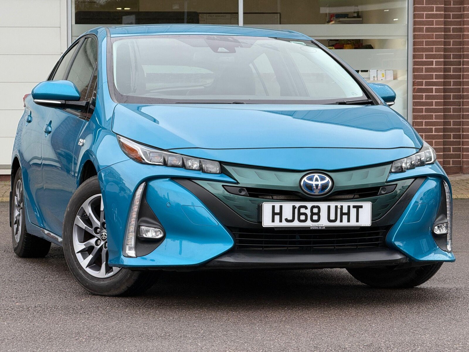 Main listing image - Toyota Prius Plug-In