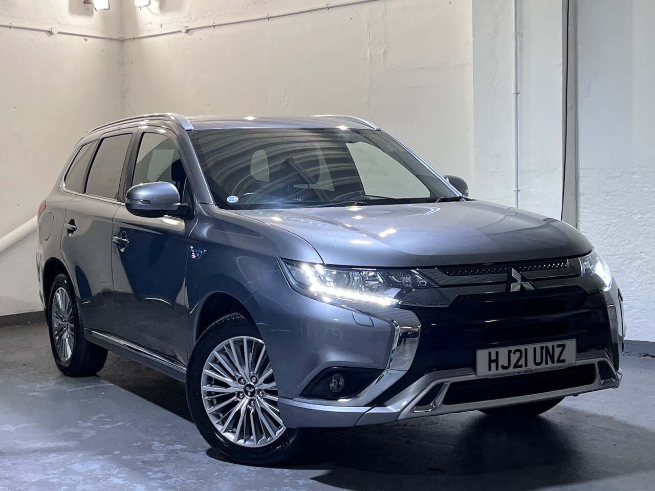 Main listing image - Mitsubishi Outlander