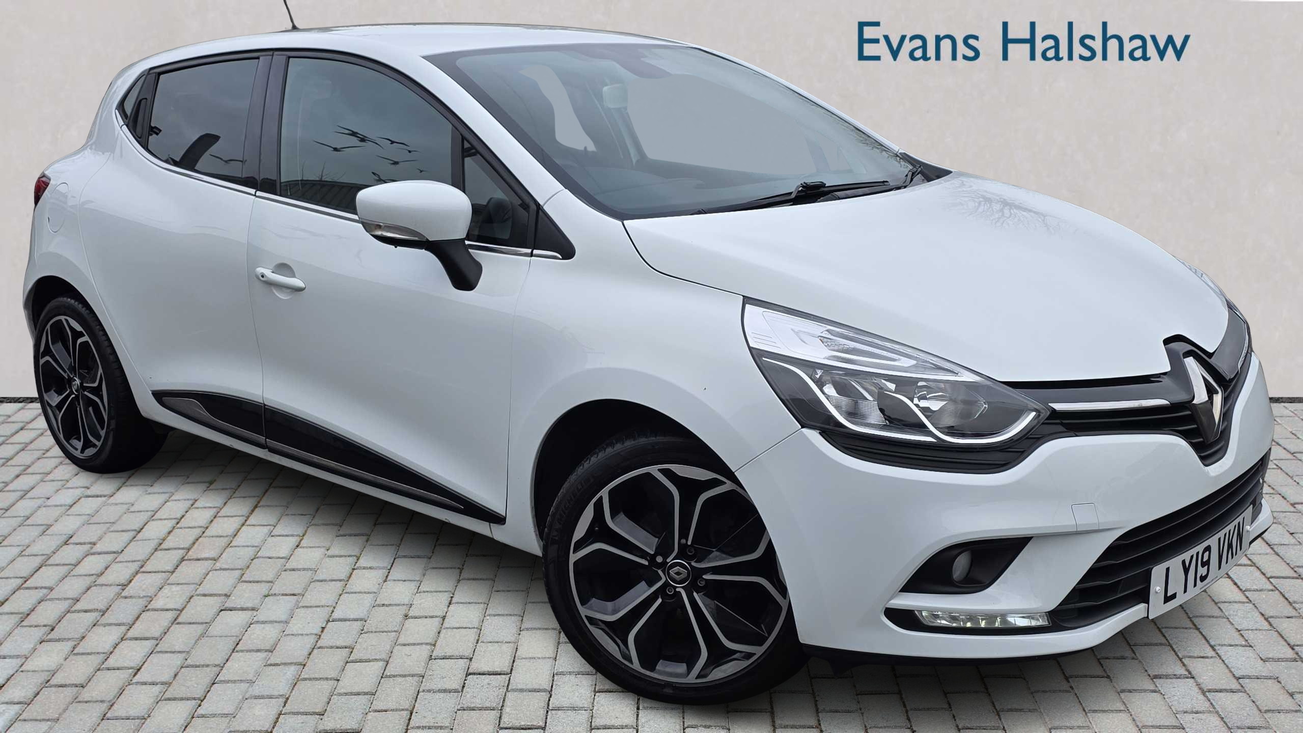 Main listing image - Renault Clio
